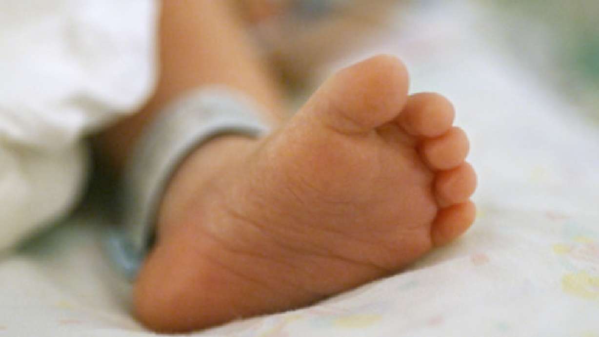 Bebé es enterrado vivo luego de que sus padres pagaran para deshacerse de él; bebé sobrevive