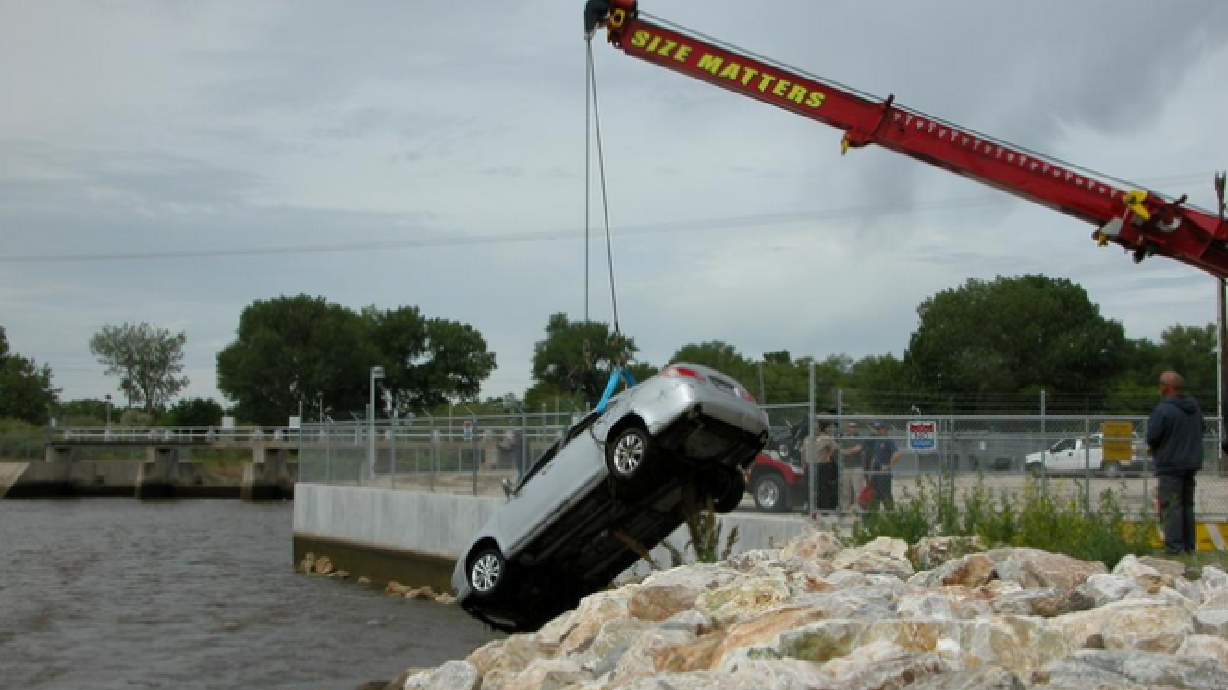 Trabajadores encuentran coche robado en el fondo de río de Utah