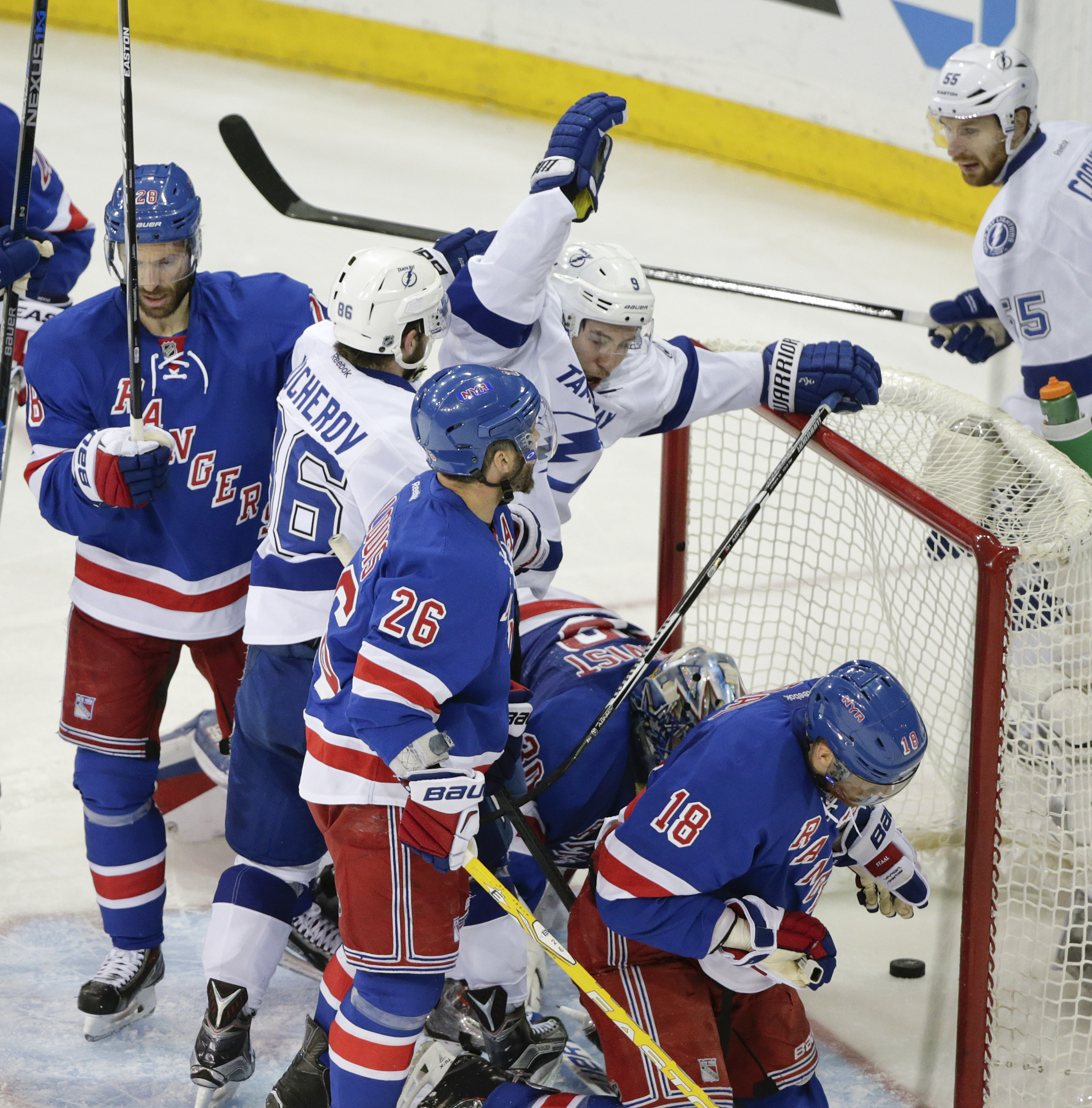 Linesman Brad Kovachik hurts leg in Game 2 of Rangers-Tampa