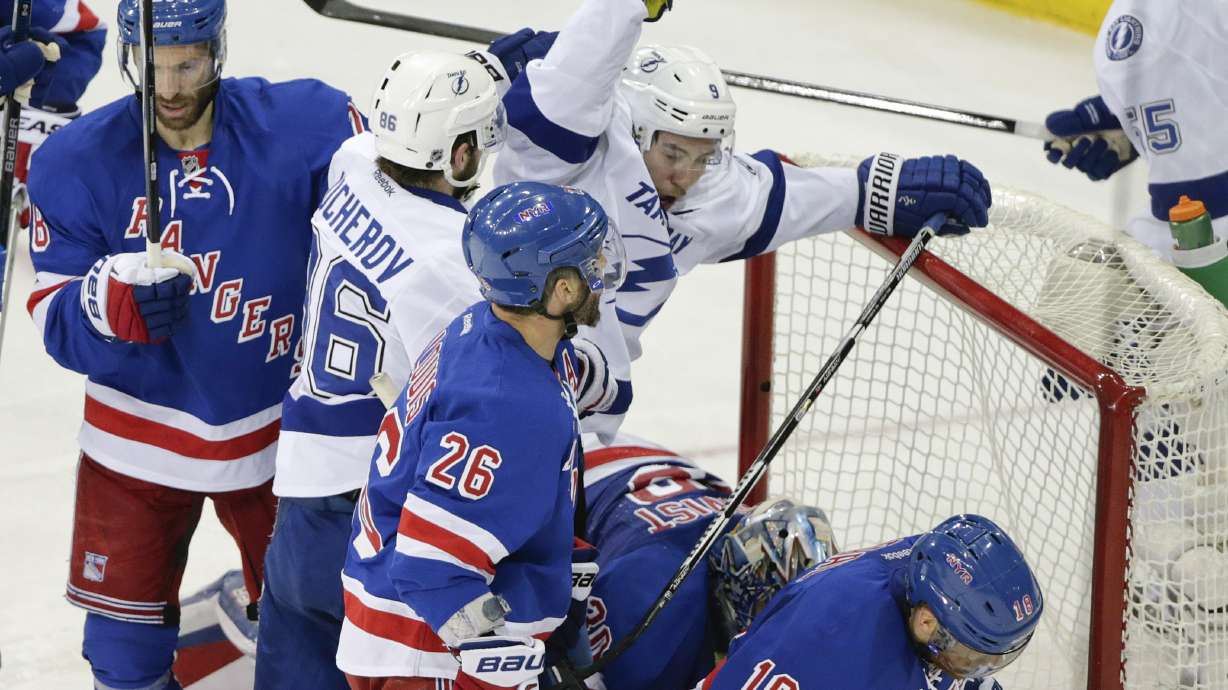 Linesman Brad Kovachik hurts leg in Game 2 of Rangers-Tampa