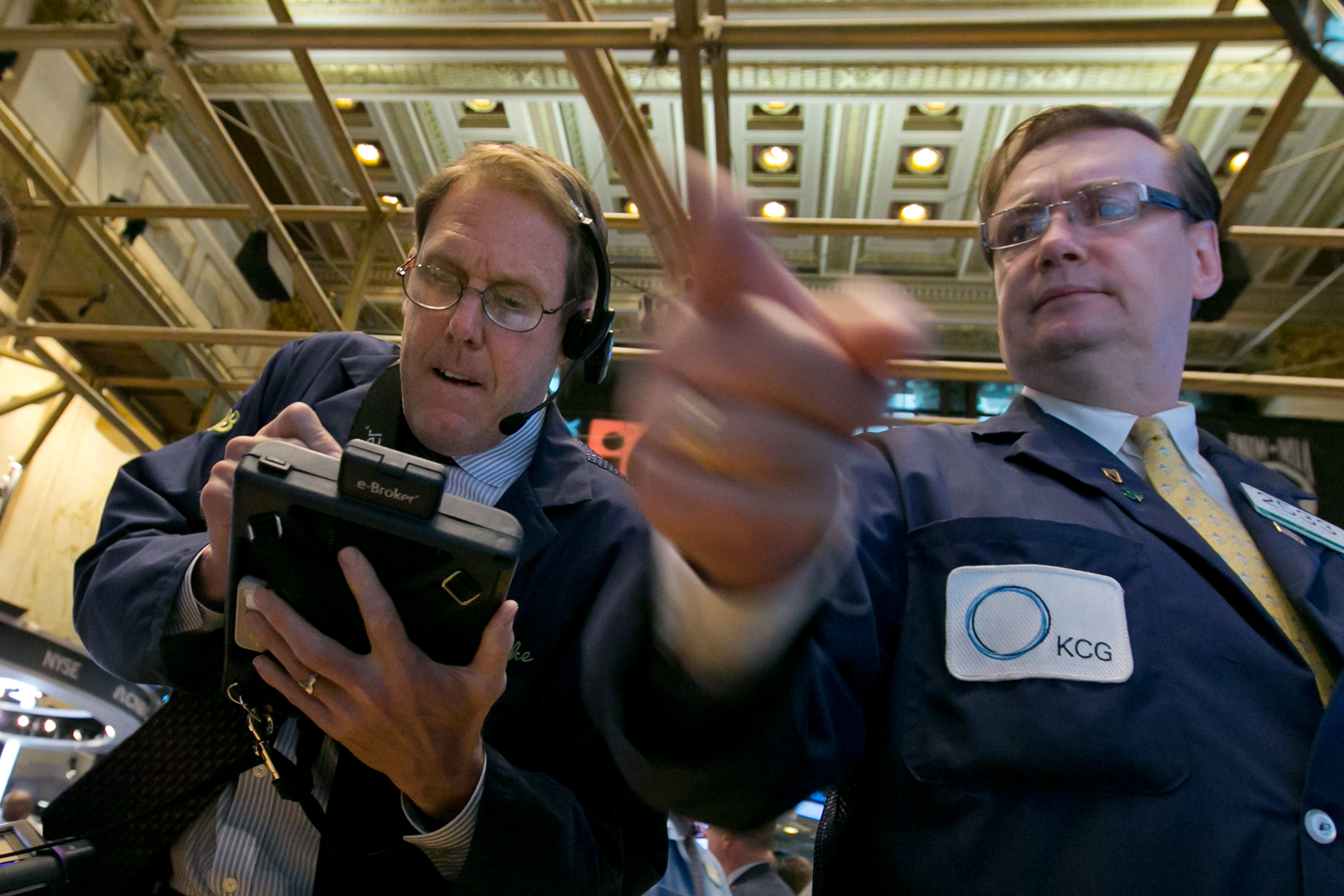 US stocks drift mostly lower in listless trading