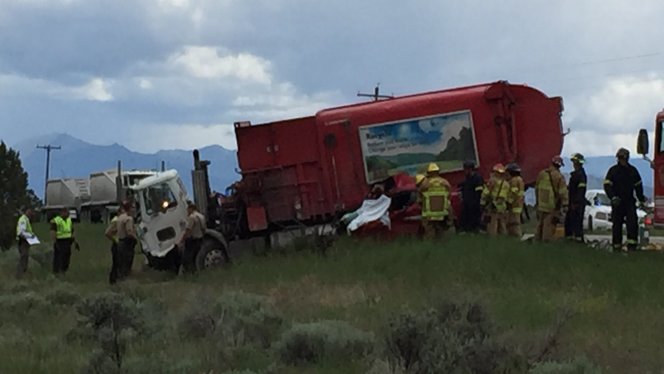 Una persona murió como consecuencia de un accidente entre un auto y un camión de basura en UT