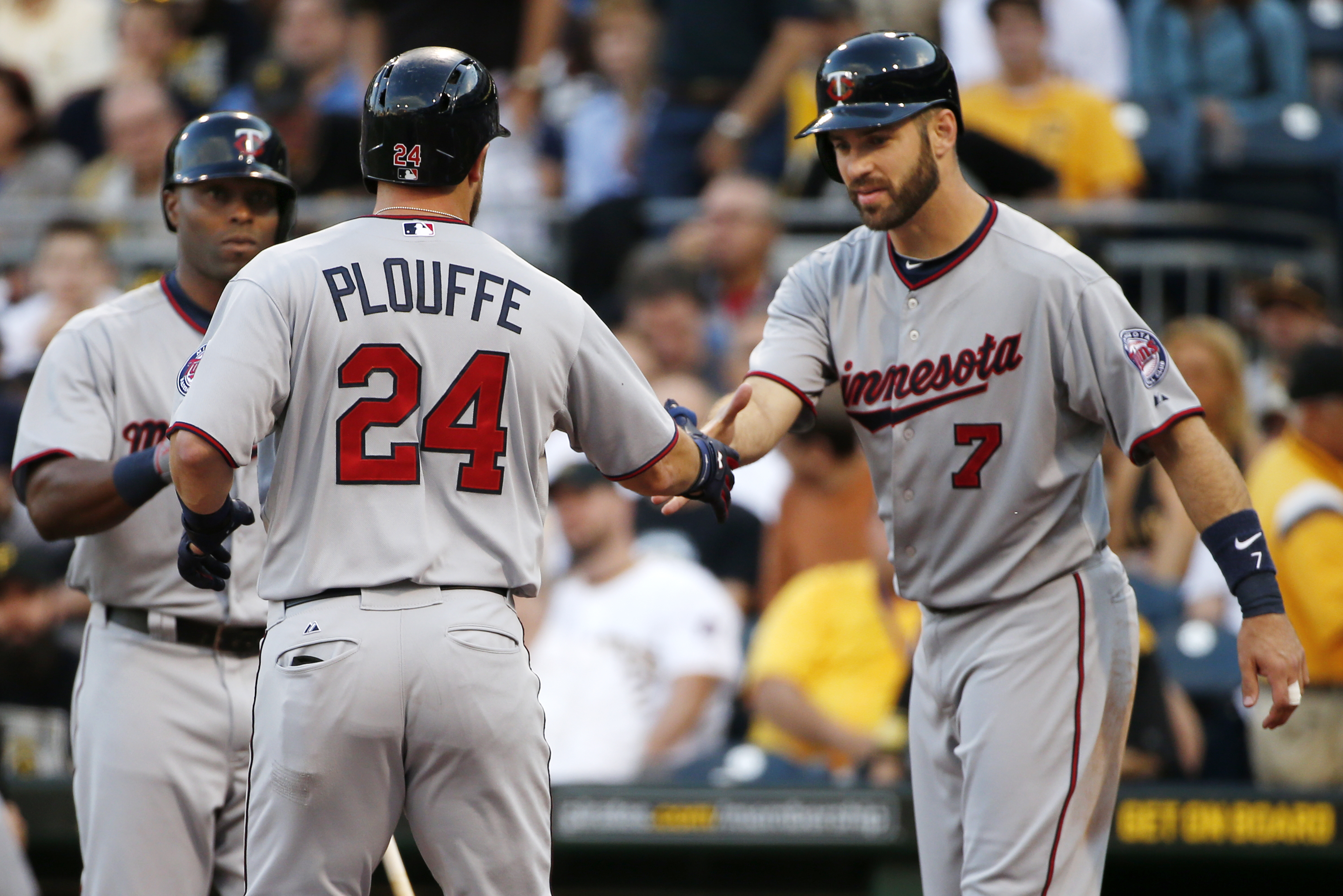 Twins use big 2nd inning to down Pirates 8-5