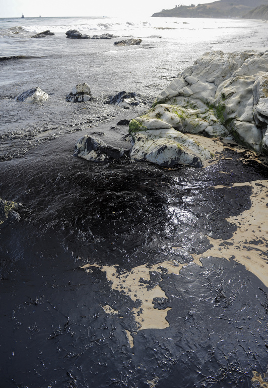 Oil slicks spread 9 miles off California, foul beaches, air