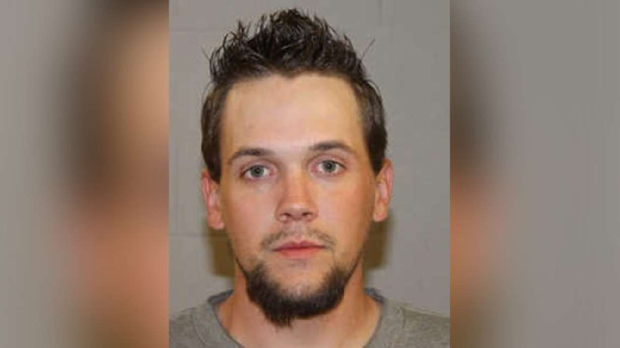 Hombre de UT es acusado de homicidio automovilístico luego de la muerte del novio de su madre