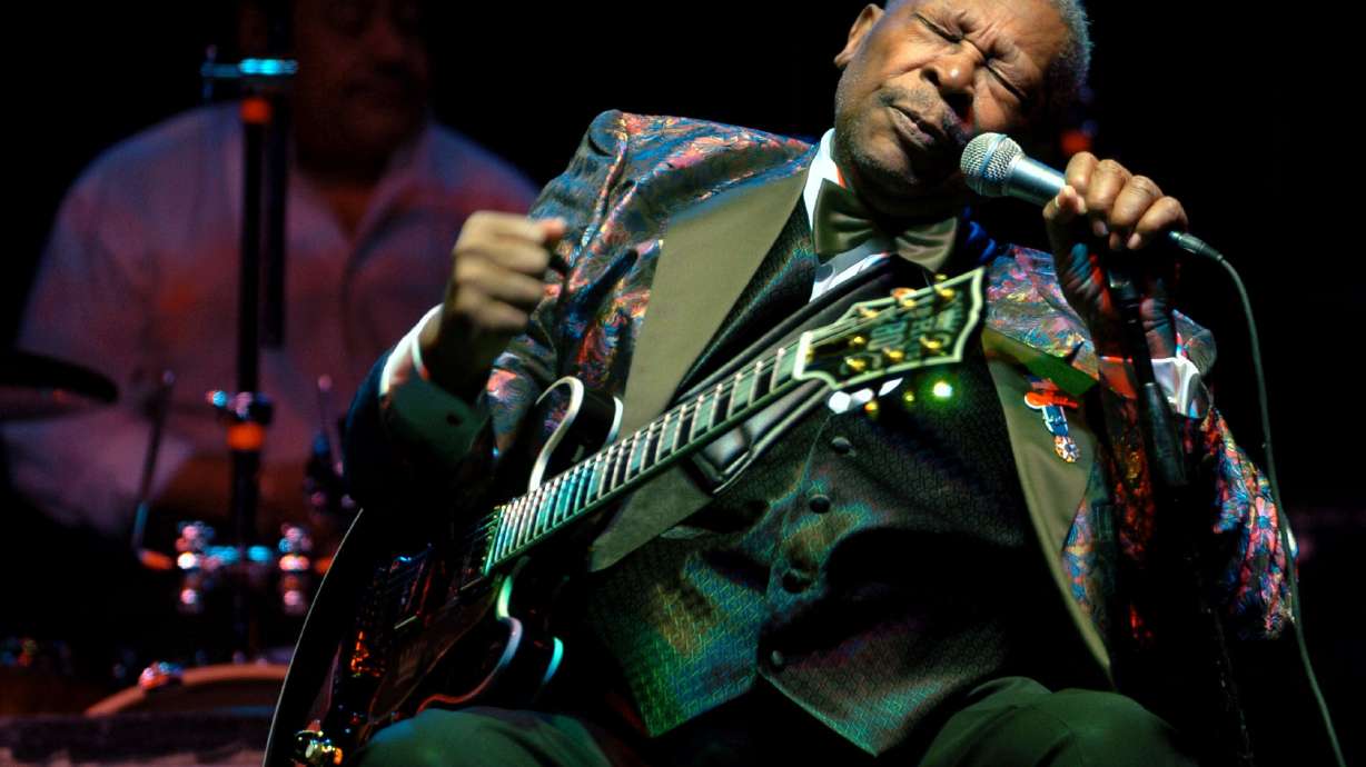 Some B.B. King kin get OK to visit body day before public
