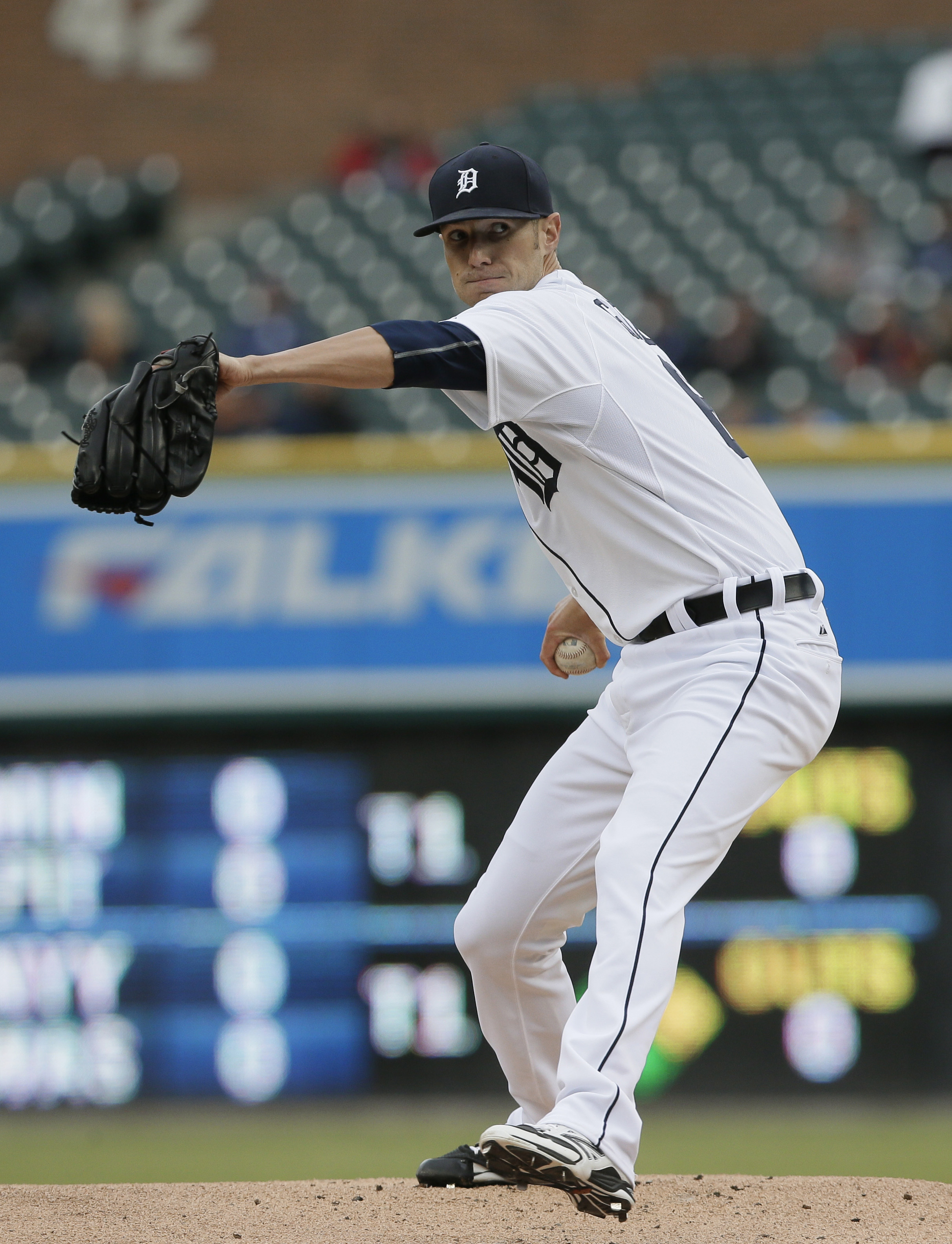 Castellanos' 3-run triple lifts Tigers over Brewers 5-2