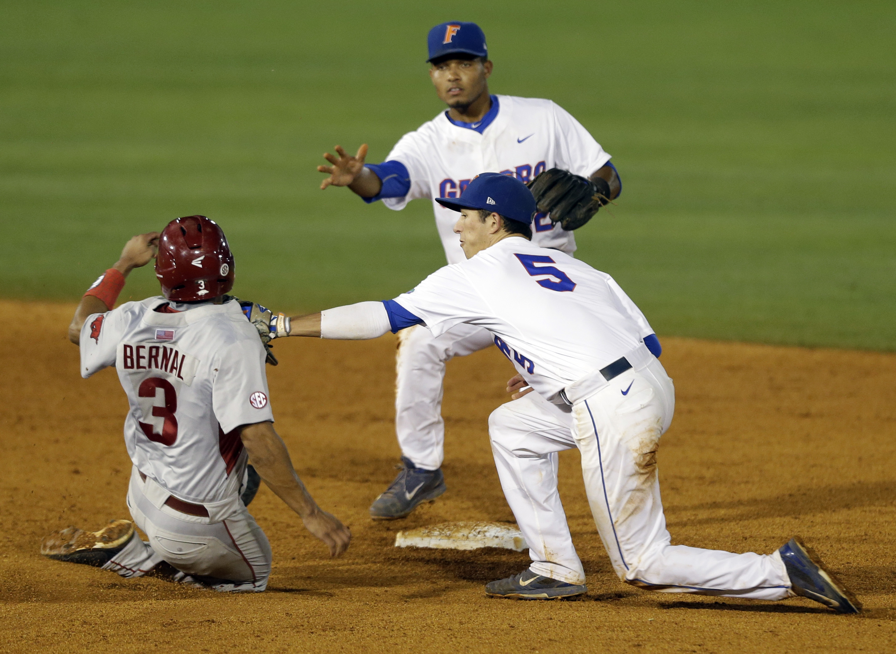Arkansas uses two 9th inning homers to top Florida 7-6