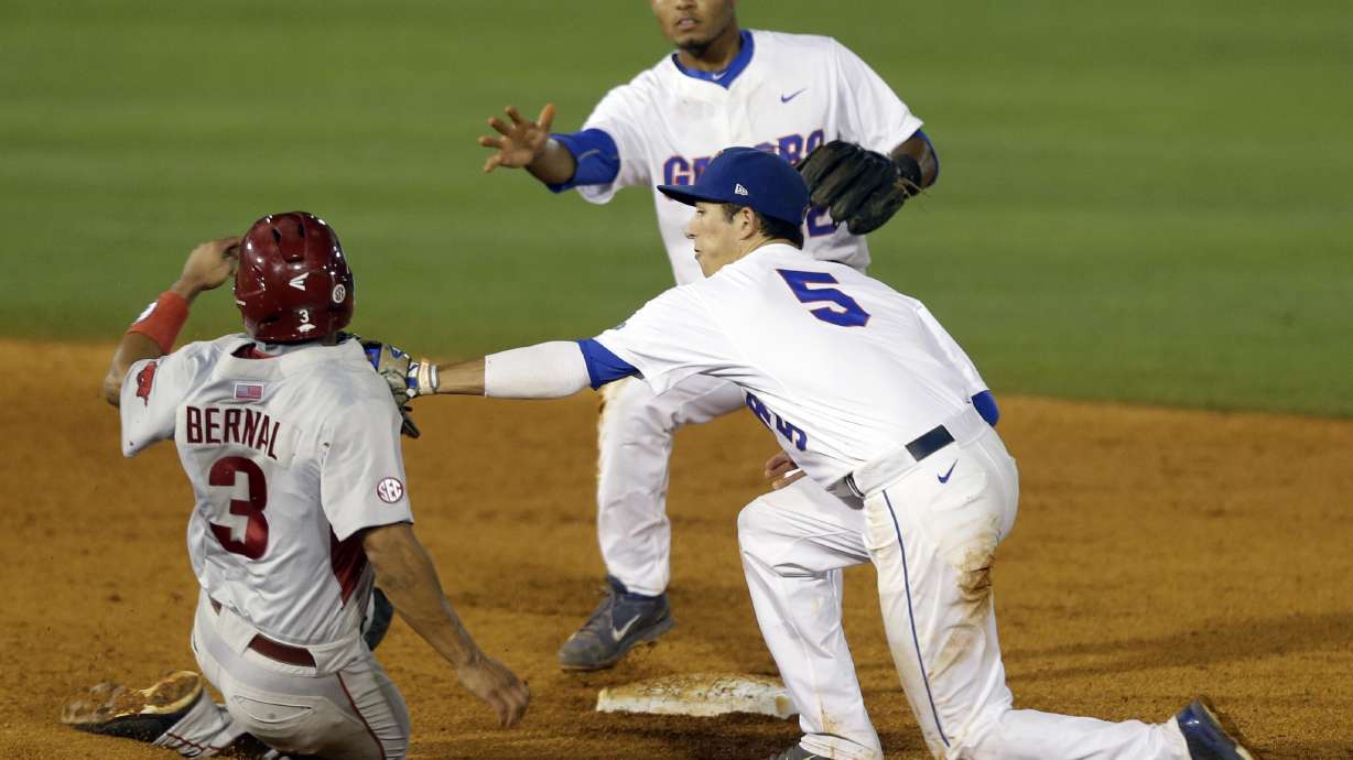 Arkansas uses two 9th inning homers to top Florida 7-6
