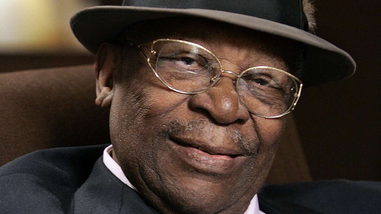 5 B.B. King children visit body a day before public viewing