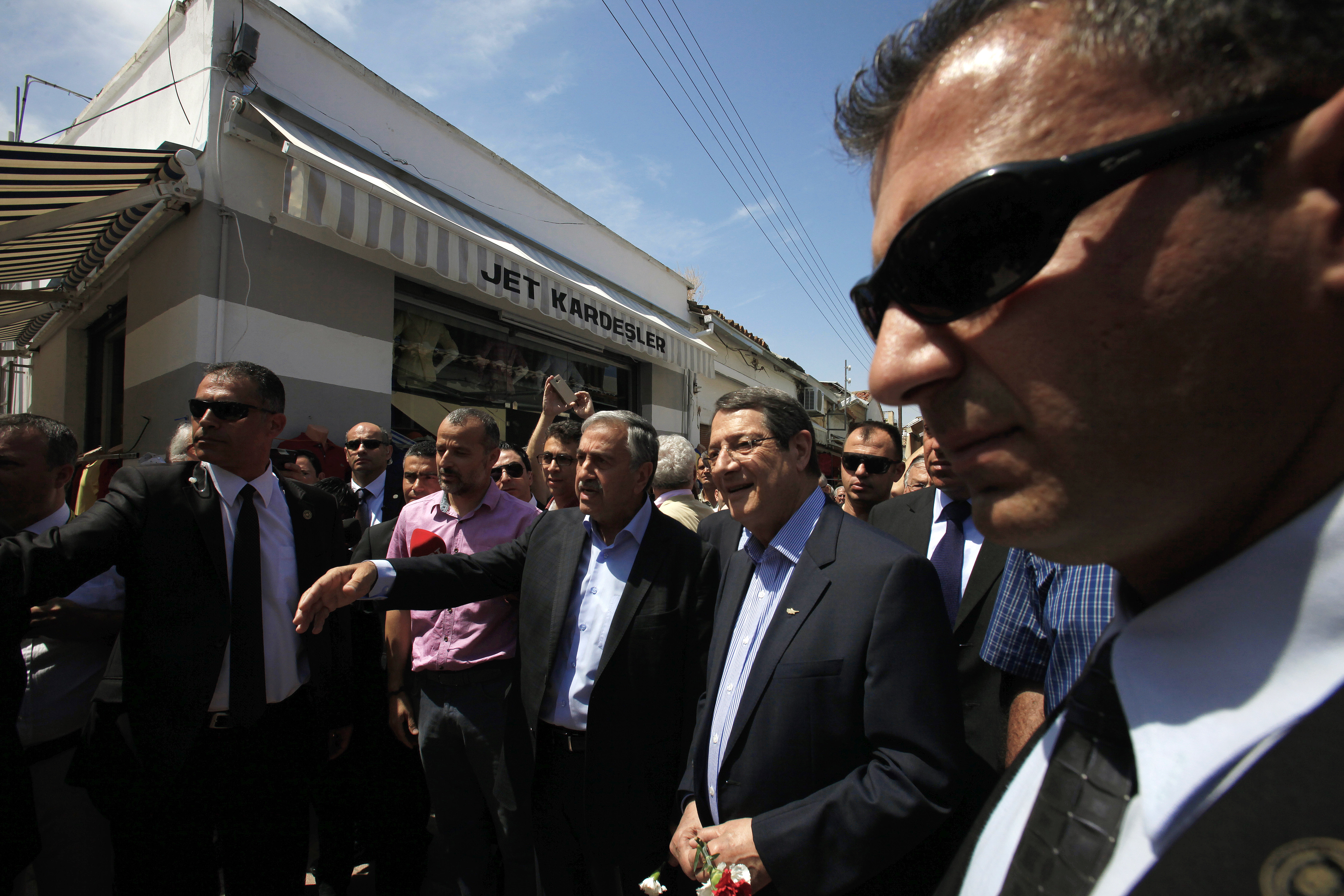 Cyprus' rival leaders take stroll through divided capital