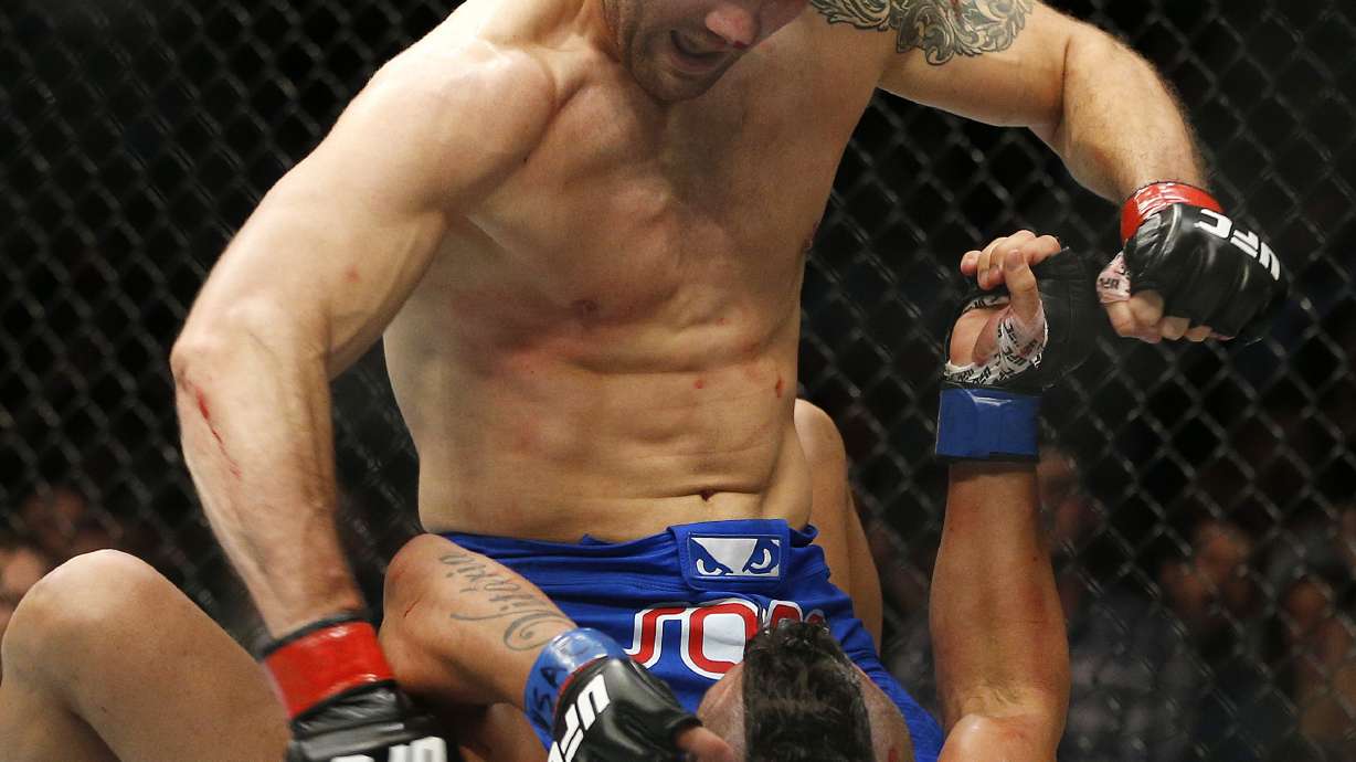 Cormier submits Johnson in 3rd, wins vacant title at UFC 187