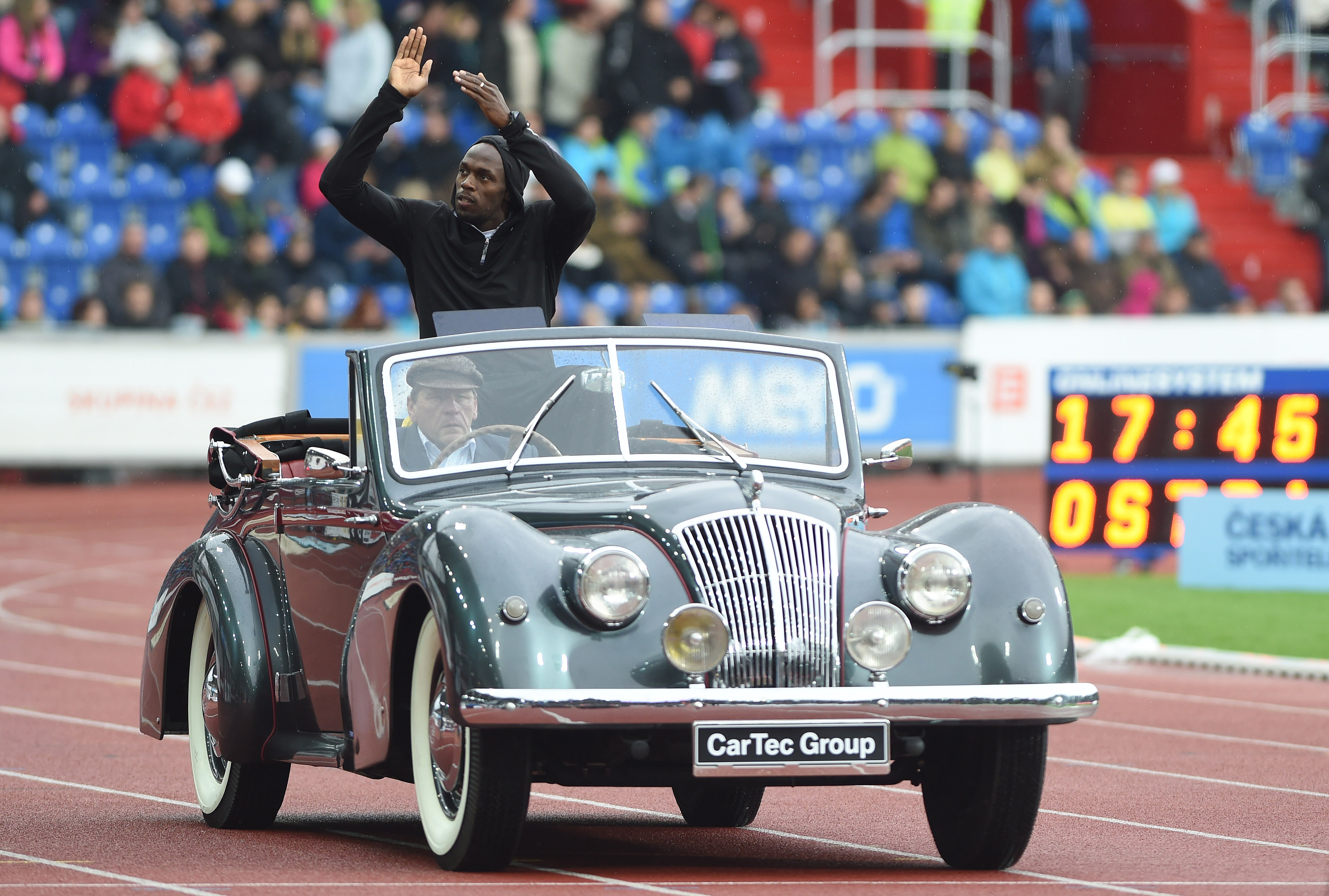 Usain Bolt wins 200 at cold, wet Golden Spike meet