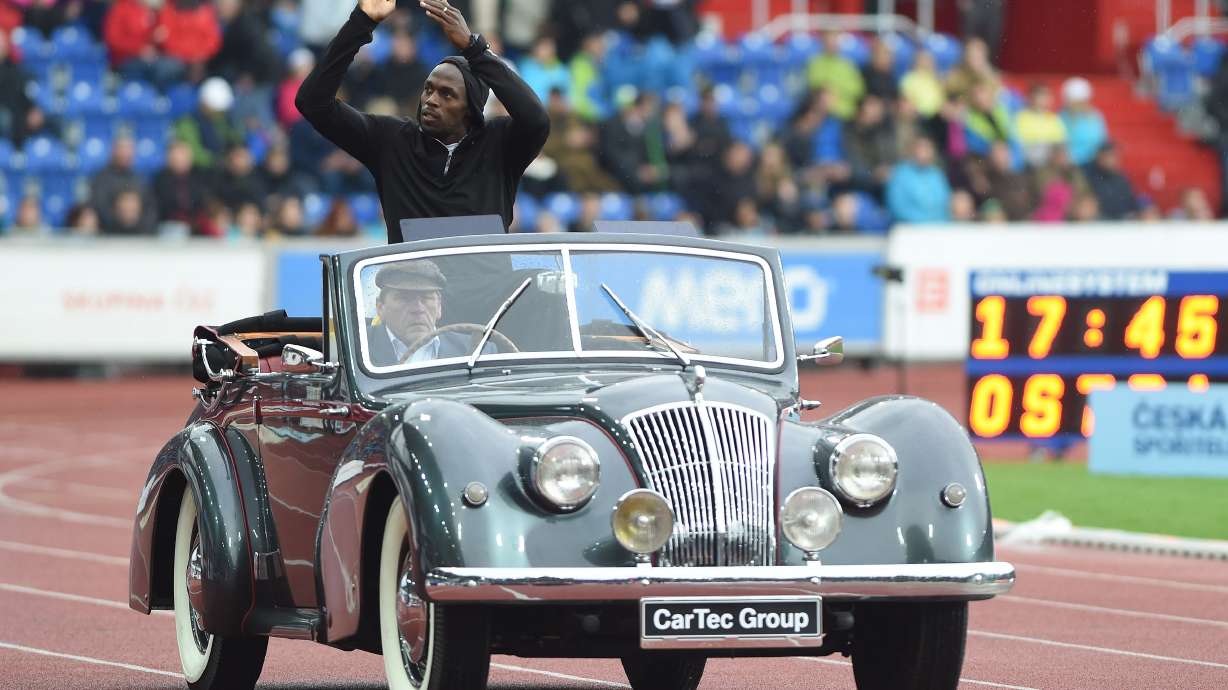 Usain Bolt wins 200 at cold, wet Golden Spike meet