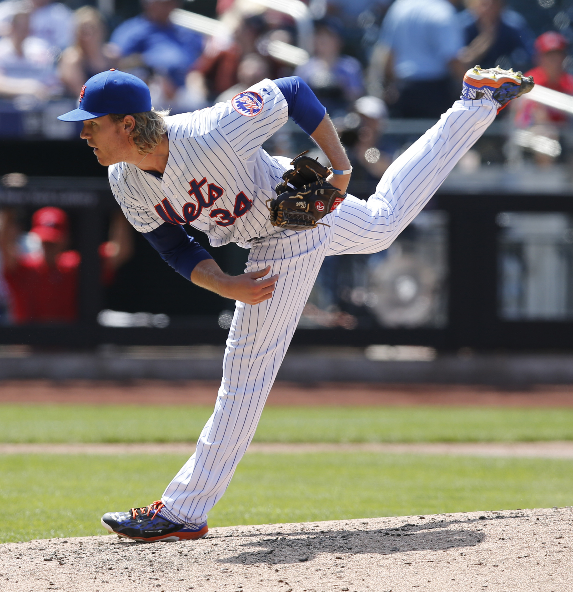 Syndergaard dazzles with bat and glove, Mets sweep Phillies
