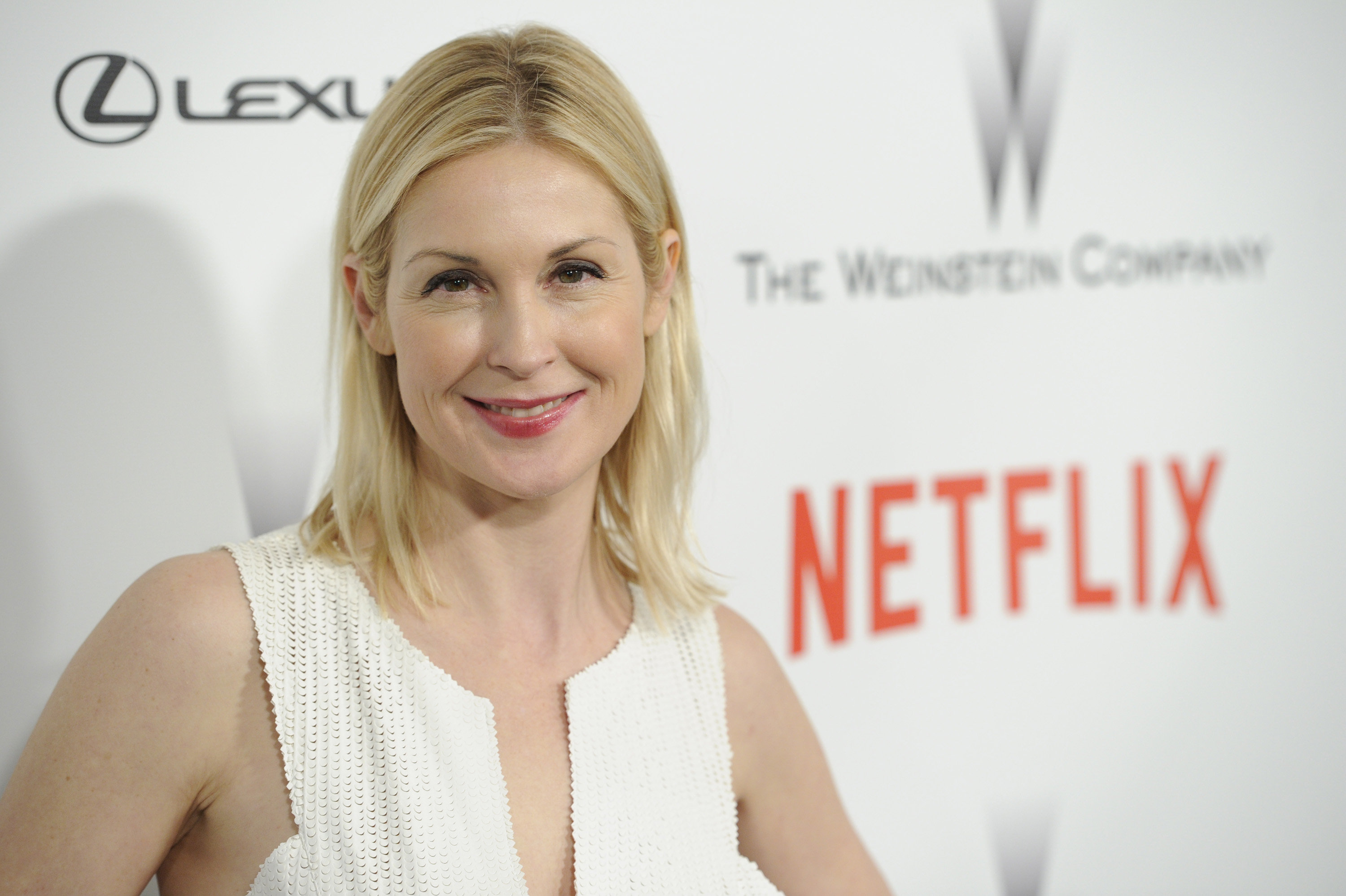 Actress Kelly Rutherford can't yet bring children back to US