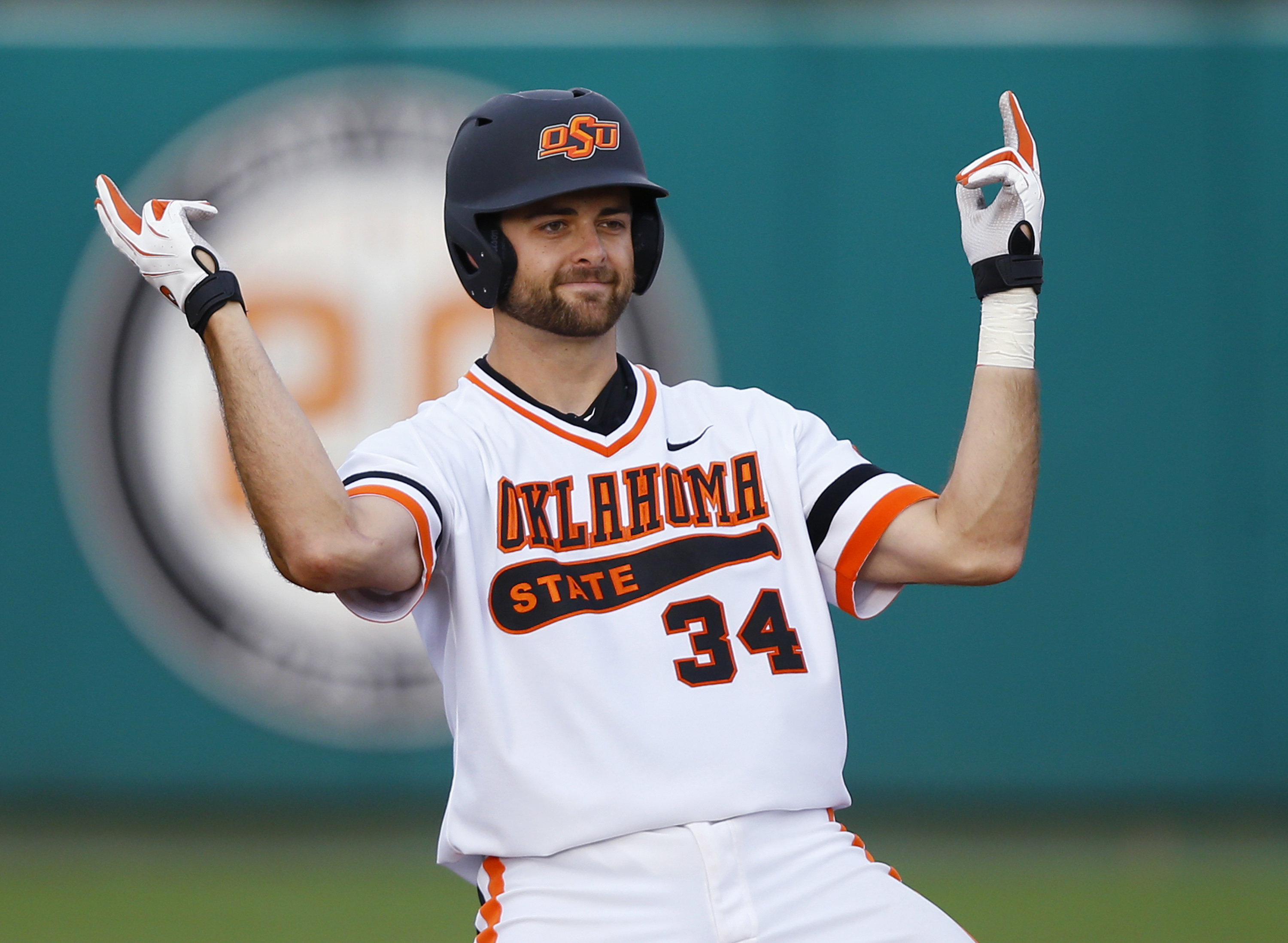 Arakawa lifts Oklahoma State past St. John's 5-4