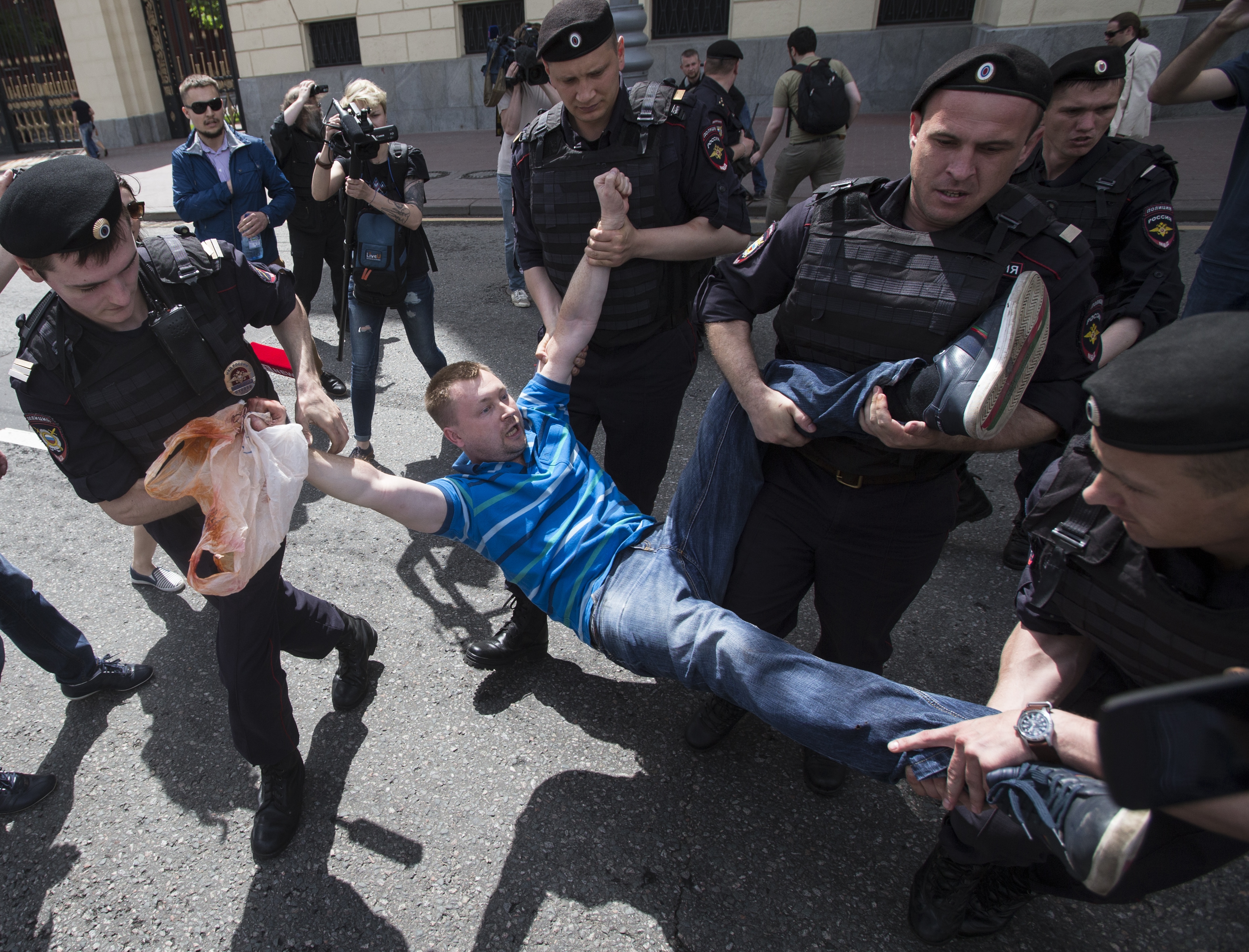 Gay-rights activists clash with foes in Moscow, 15 detained