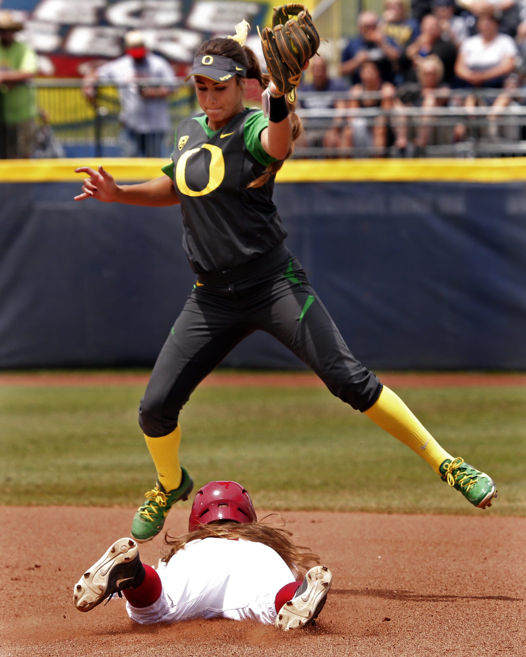 Alabama beats Oregon 2-1 in WCWS, Osorio strikes out 9