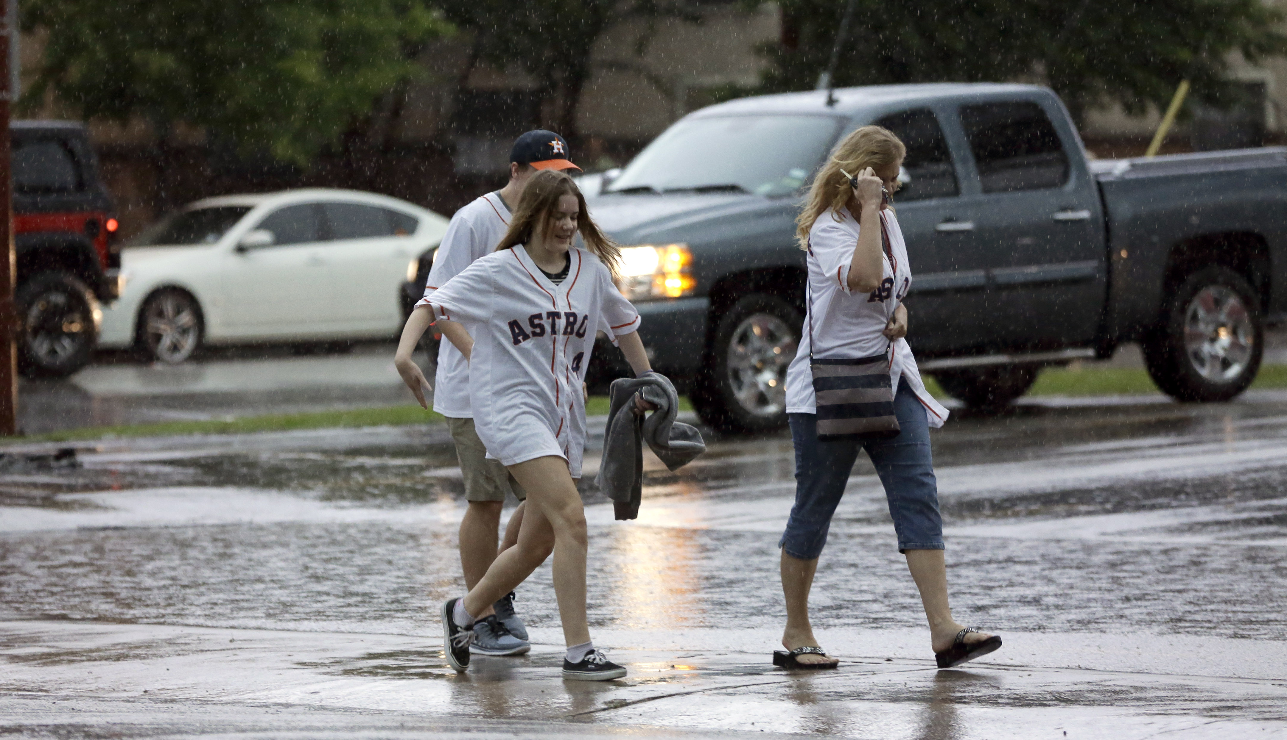 Rain causes minor flooding at Minute Maid Park in Houston