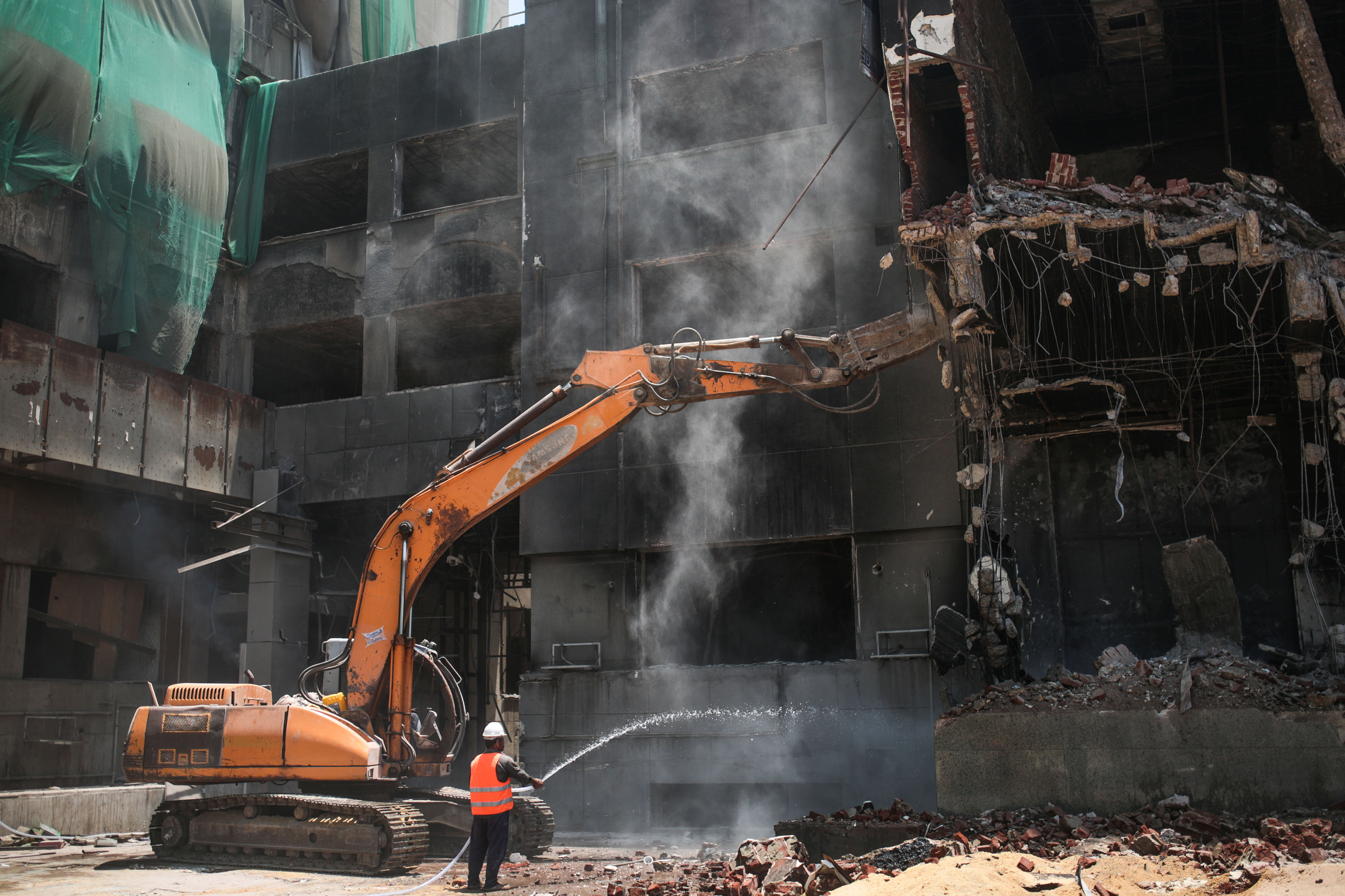 Demolition of torched HQ of Mubarak's old party begins