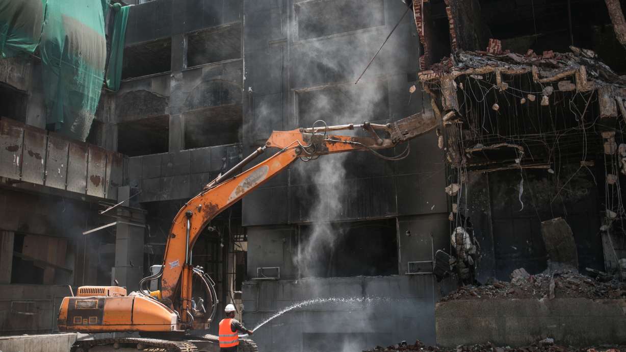 Demolition of torched HQ of Mubarak's old party begins