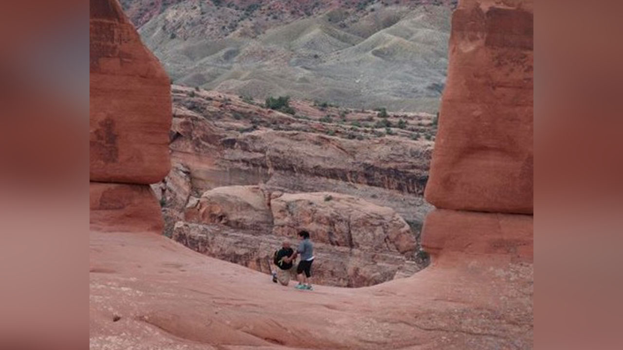 Woman takes photo of proposal at Arches, hopes to locate couple
