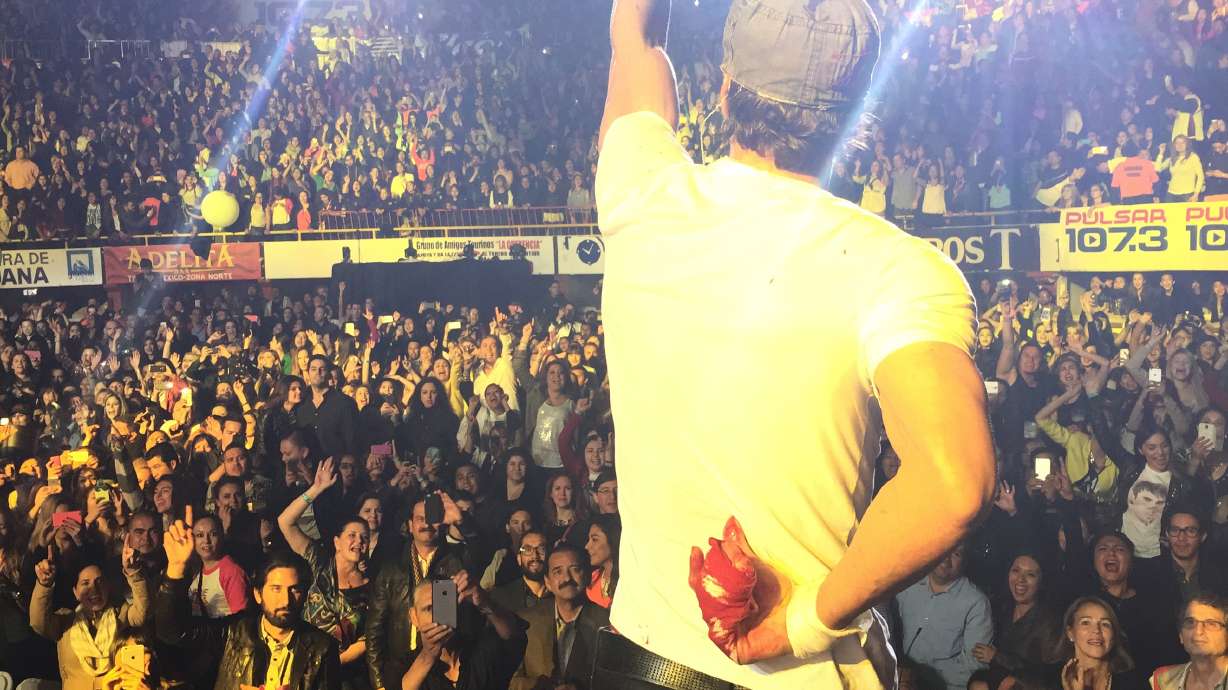 Enrique Iglesias suffers fracture, completes hand surgery