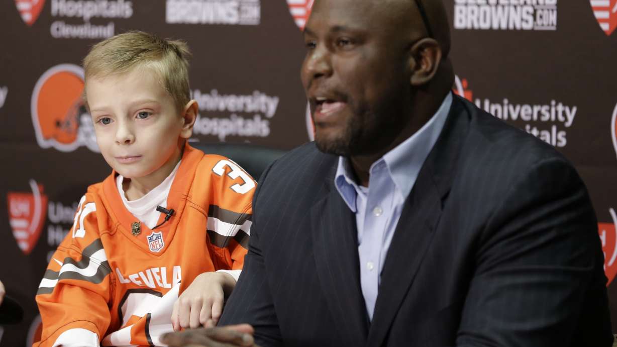 Browns welcome kid with rare disease for symbolic contract