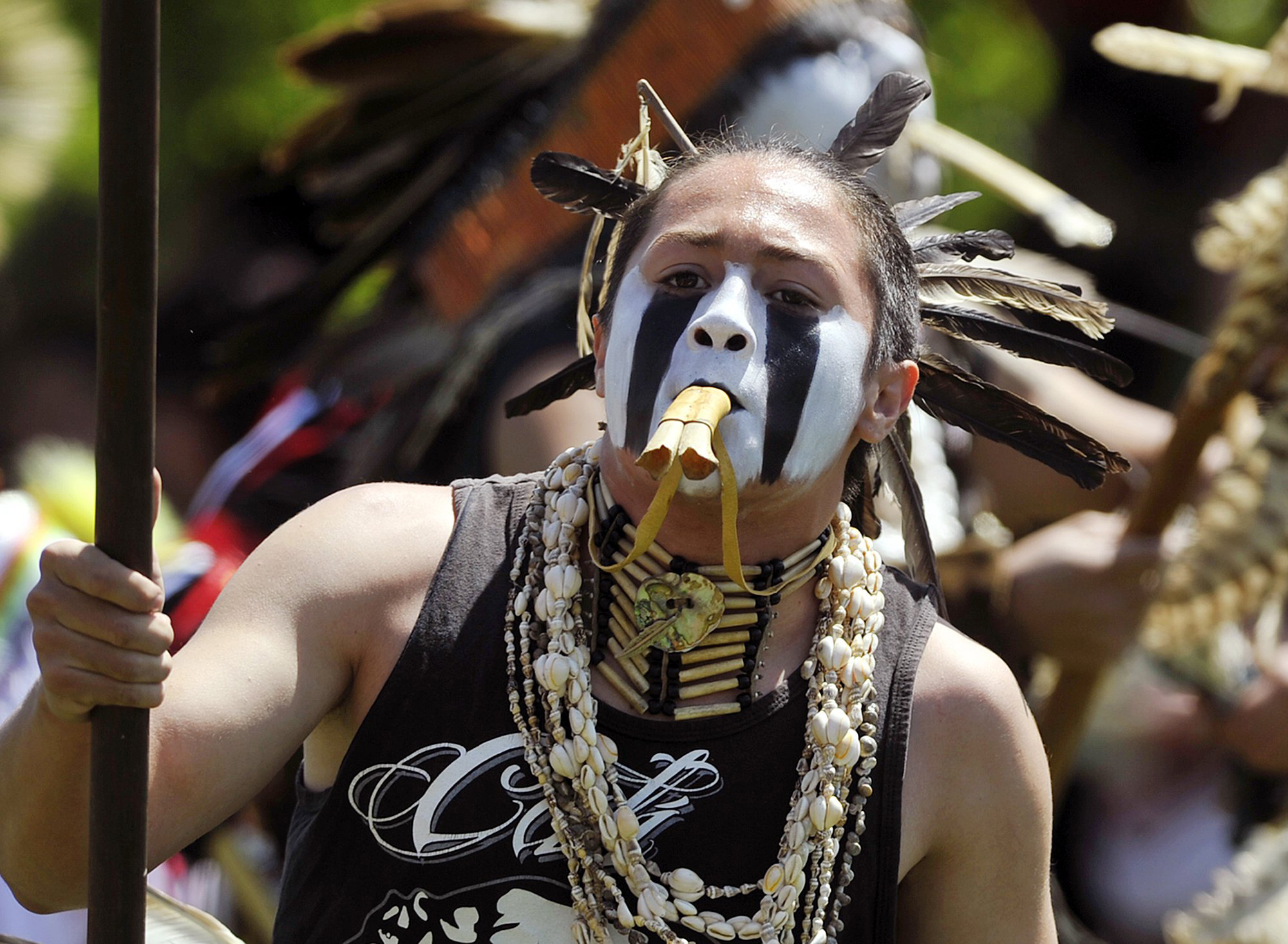 Student wears eagle feather at graduation after lawsuit
