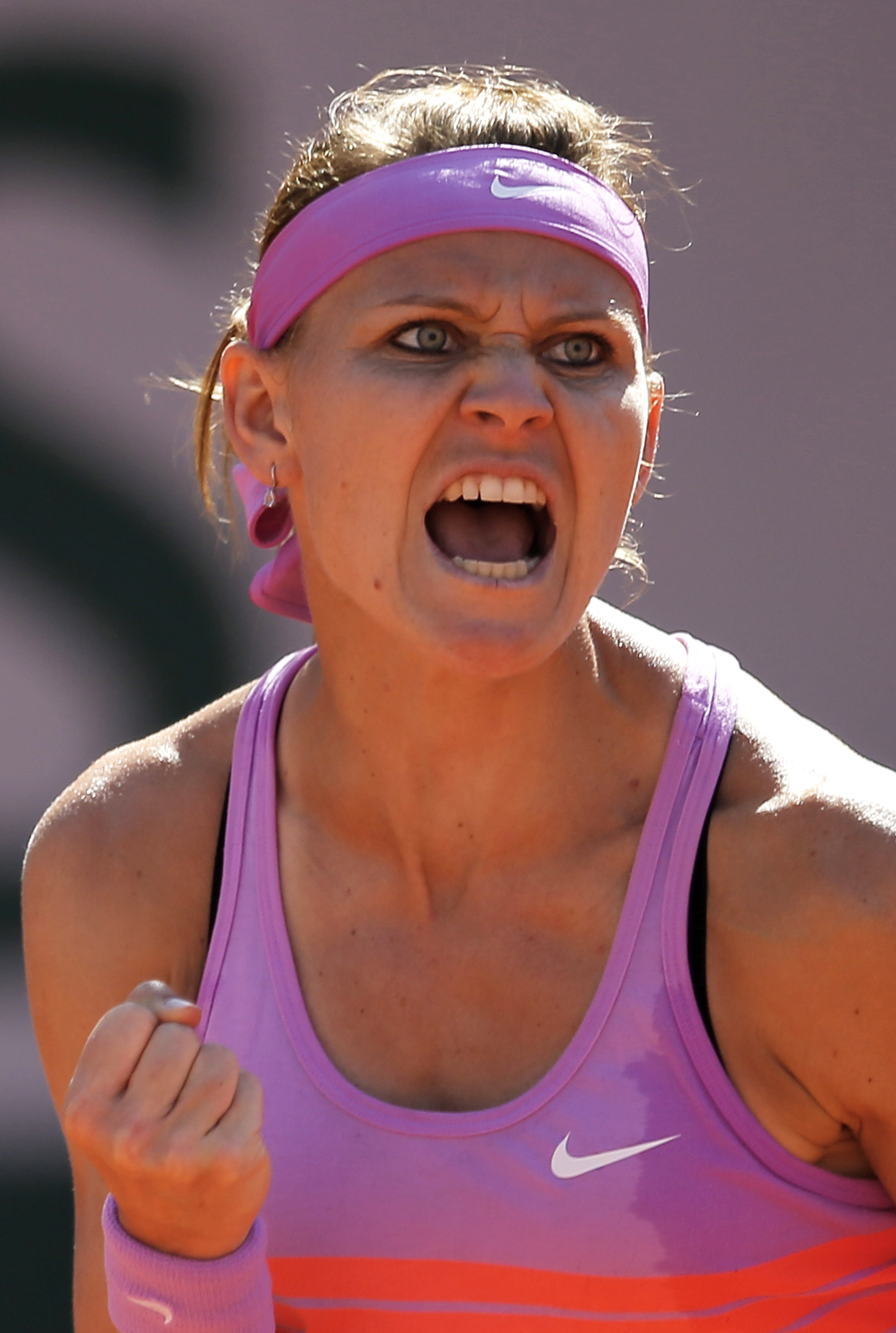 Williams beats Safarova in 3 sets at French for 20th major