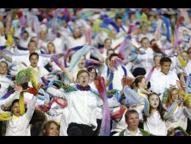Miles de jóvenes SUD "llenan el mundo de amor" en fiesta previa a dedicación del Templo de Payson, UT