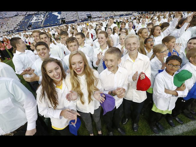 Miles de jóvenes SUD "llenan el mundo de amor" en fiesta previa a dedicación del Templo de Payson, UT