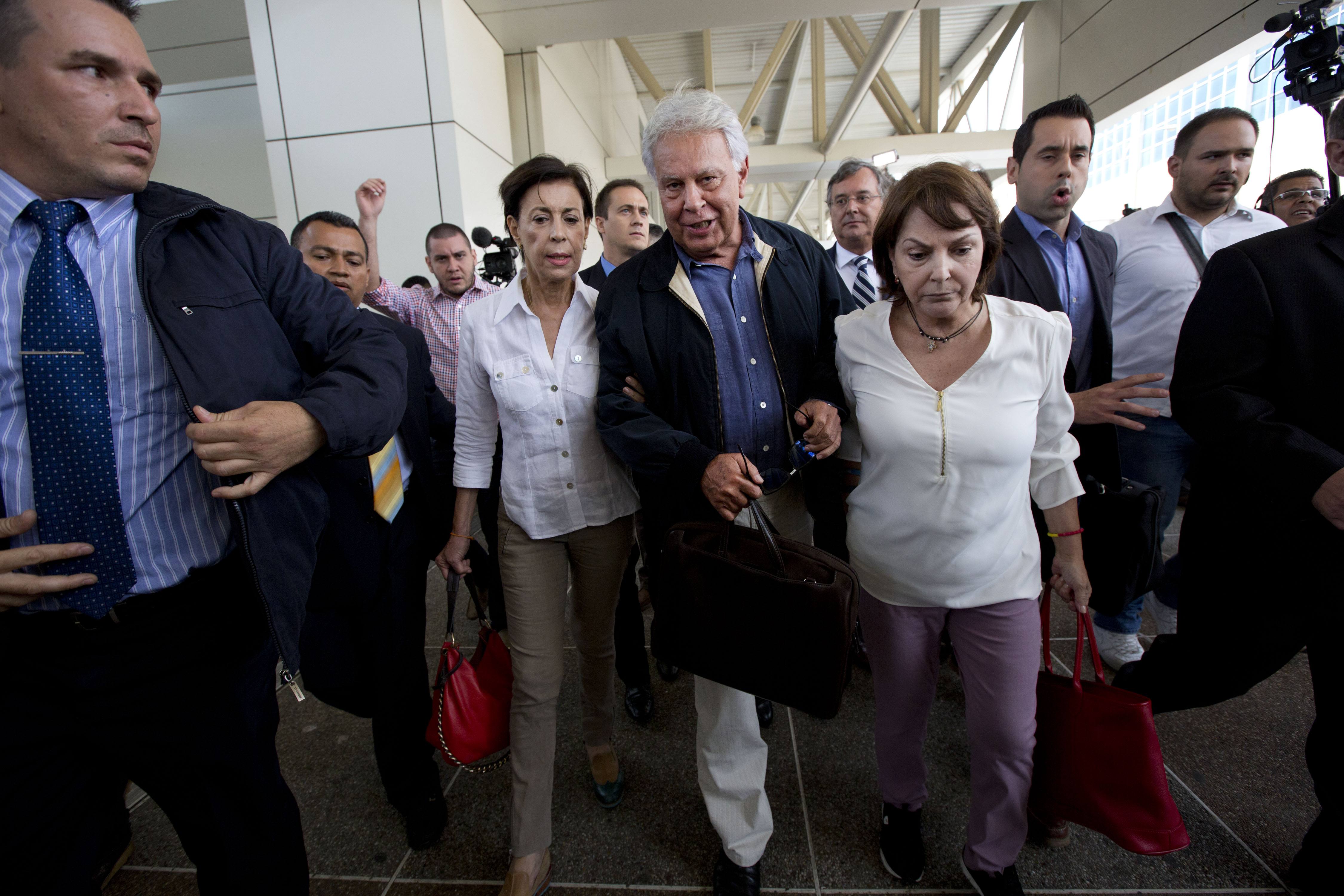 Spain ex-premier arrives in Caracas to help jailed leaders