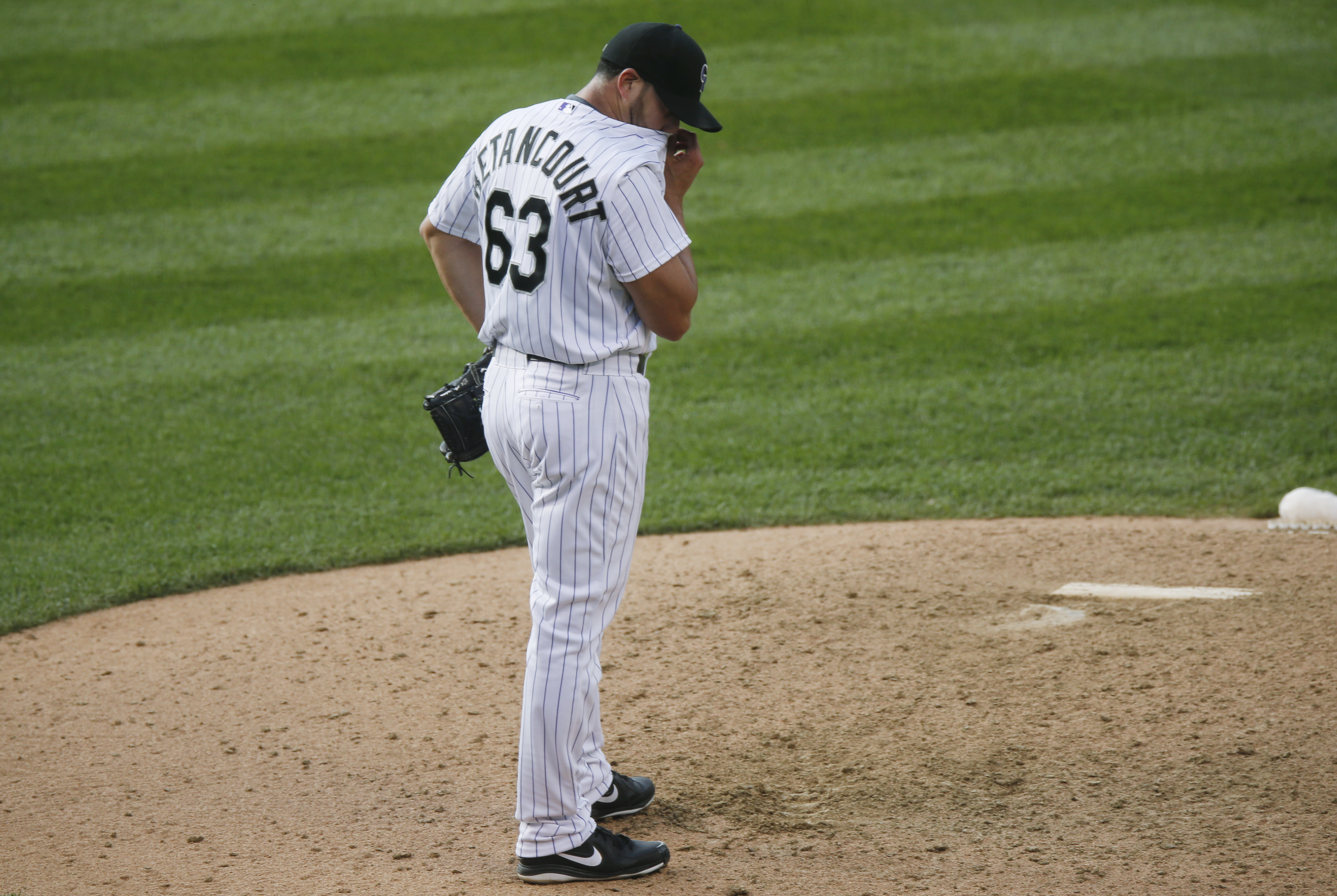Rockies place Betancourt on DL with vertigo symptoms