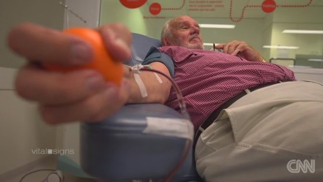 Hombre salva la vida de 2.000.000 de bebés con su sangre 