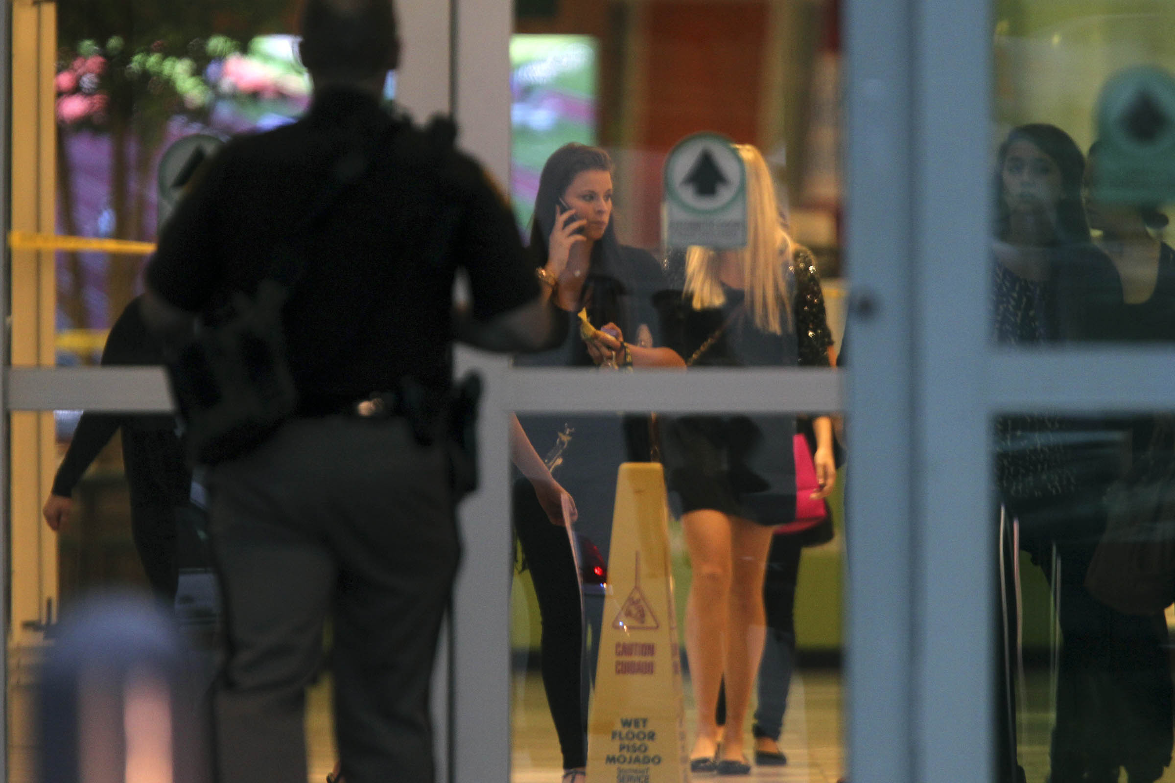 1 dead in shooting at Iowa mall; suspect in custody