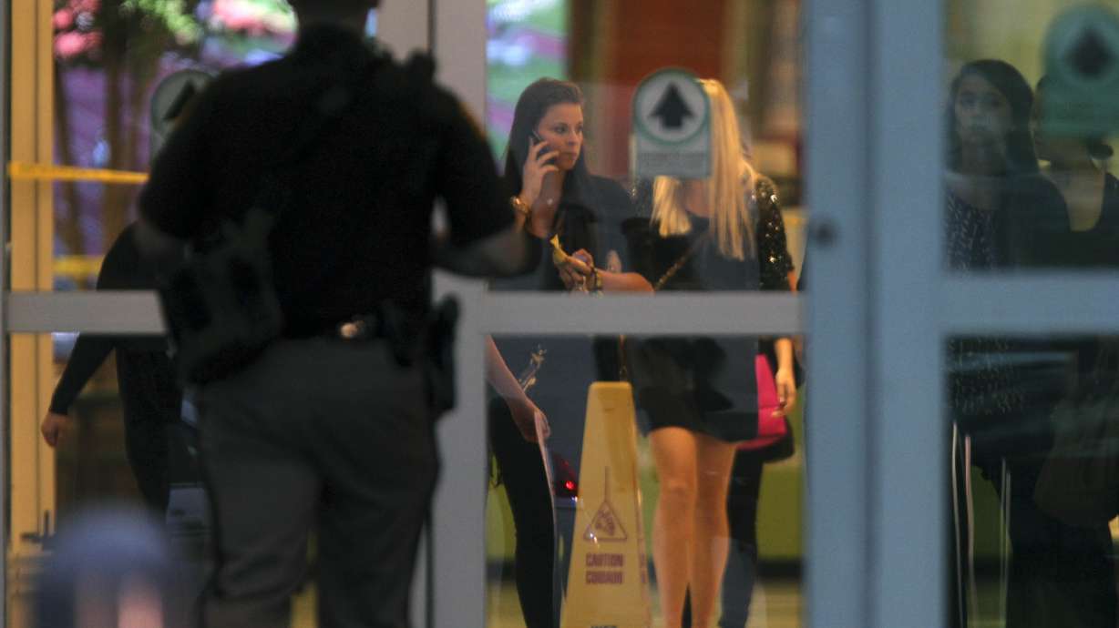 1 dead in shooting at Iowa mall; suspect in custody