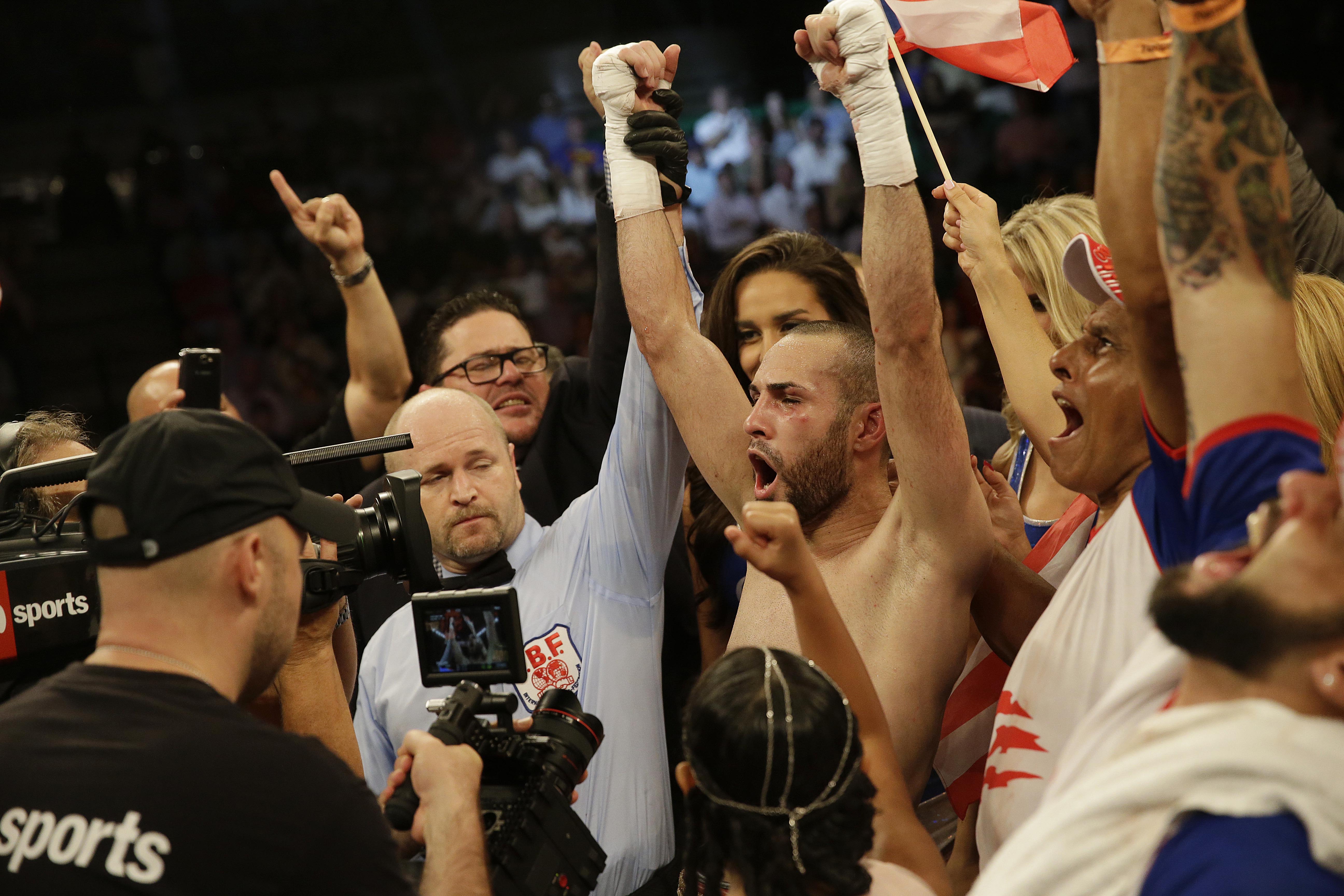 Pedraza wins vacant IBF junior lightweight title