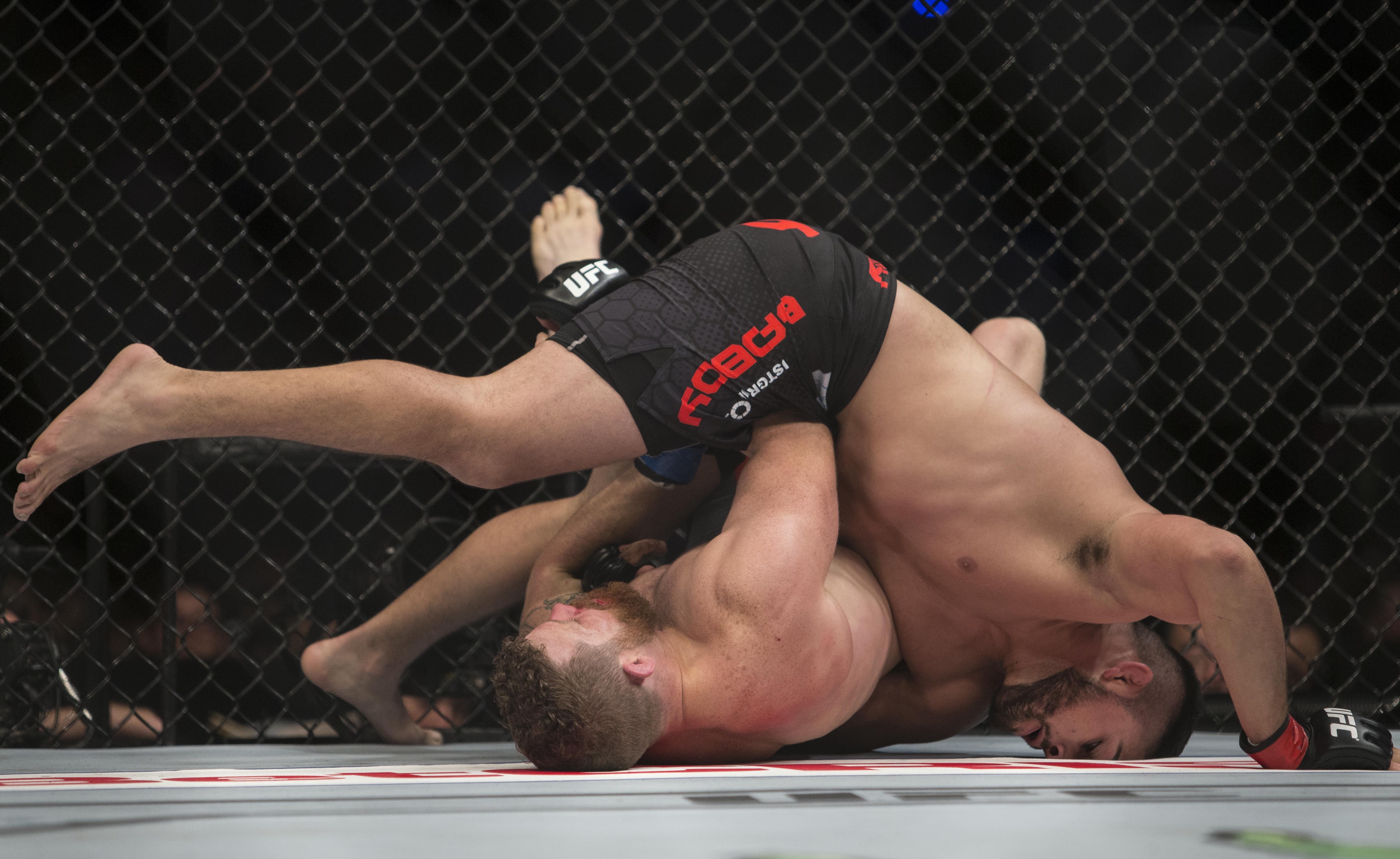 Werdum defeats Velasquez to become heavyweight champion