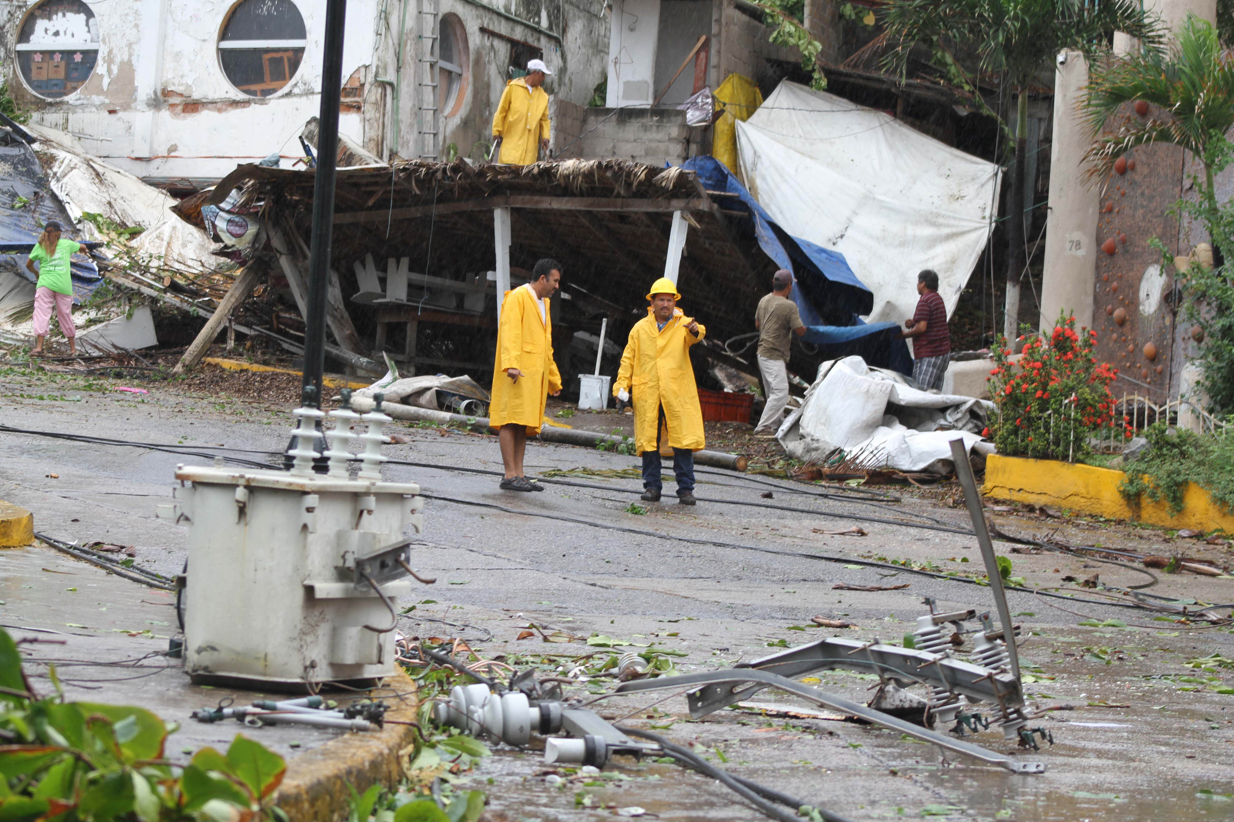 Hurricane Carlos stays offshore while moving up Mexico coast