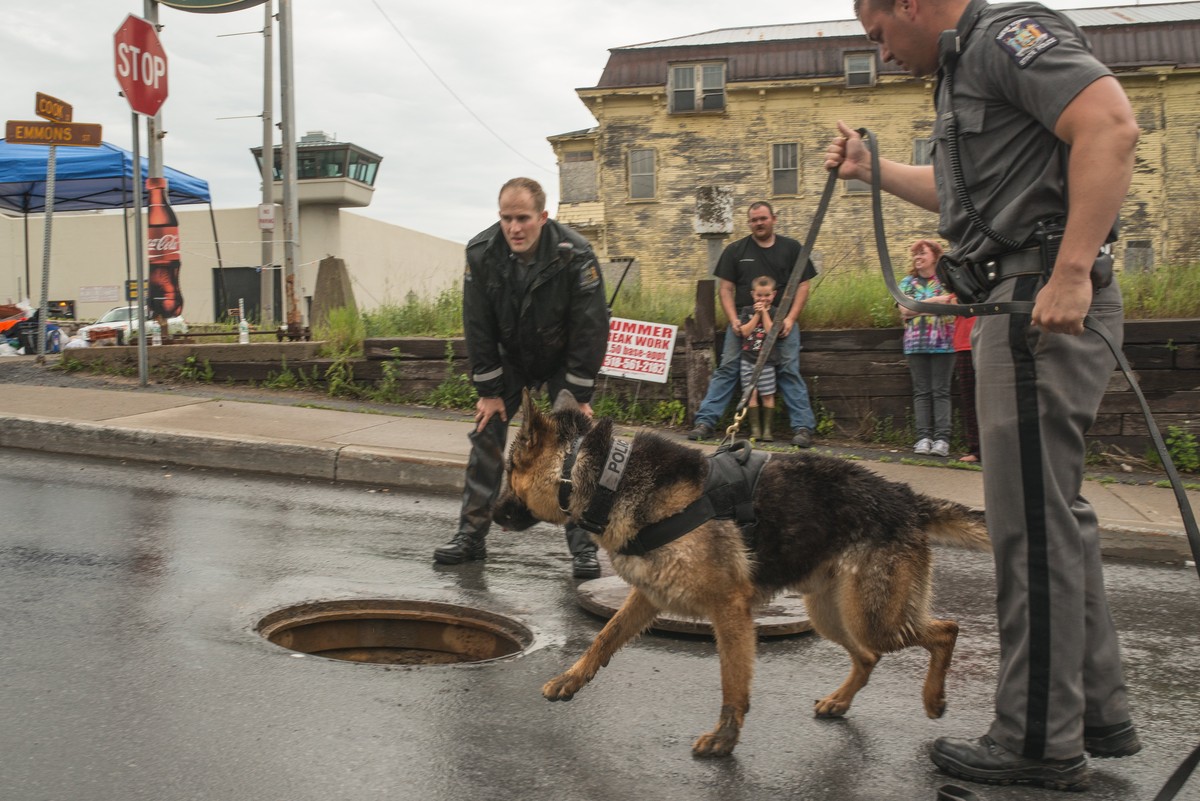 Police search Dannemora, New York and the surrounding area following the escape of Richard Matt and David Sweat from Clinton Correctinoal Facility on June 6, 2015. (Damian Battinelli, Damian Battinelli)