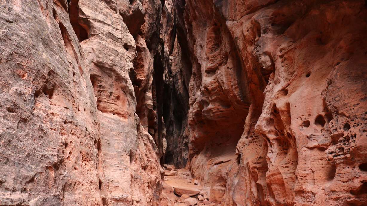 Snow Canyon hike leads to beautiful slot canyon