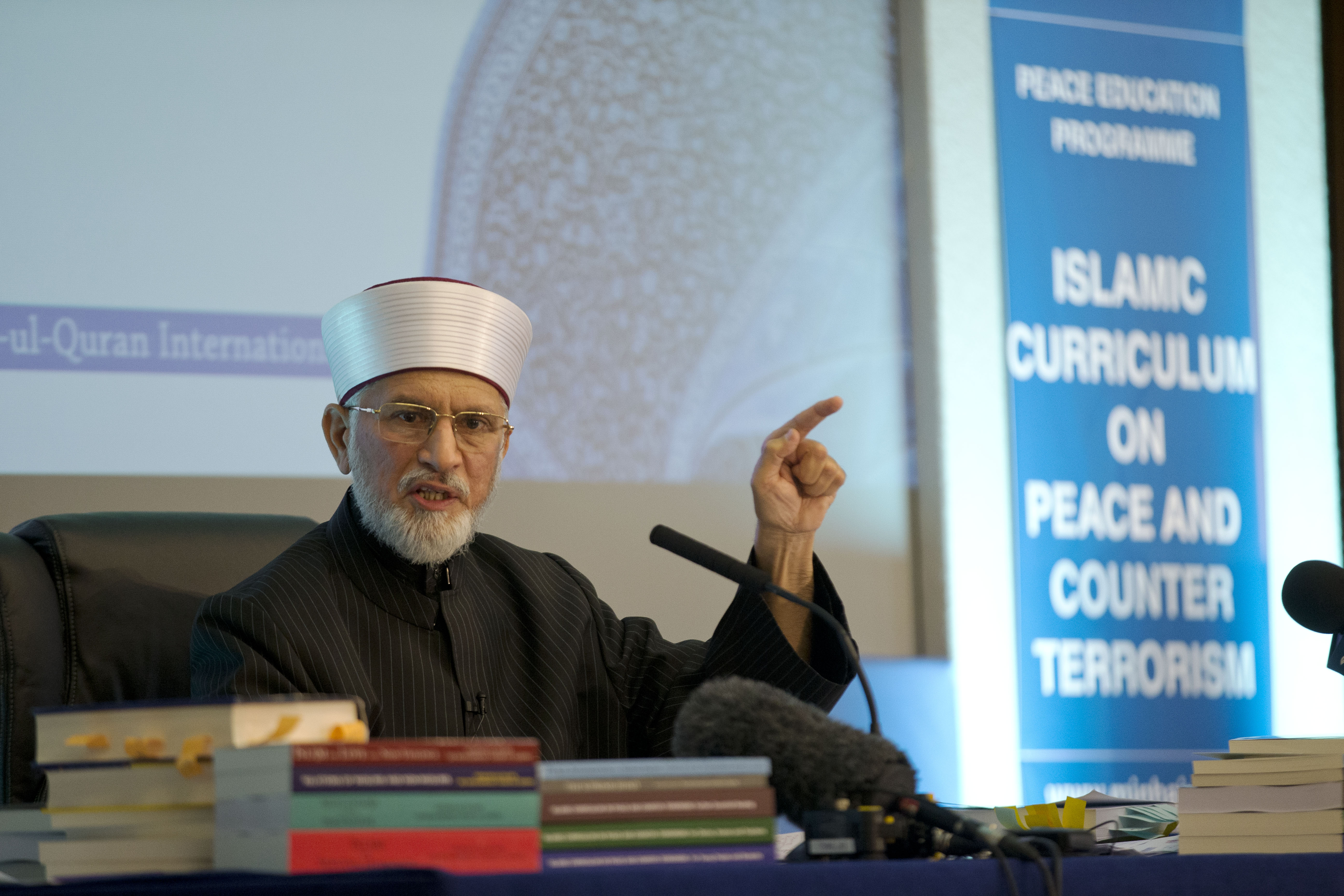 UK: Islamic scholar unveils anti-terror school curriculum