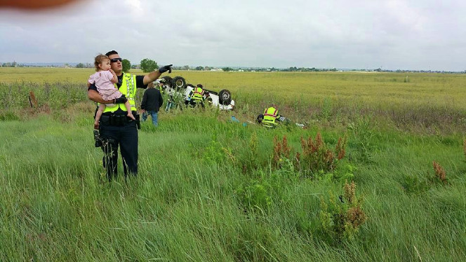 Accidente deja 4 niños sin padre; un oficial de policía consuela a la niña cantándole una canción de cuna 