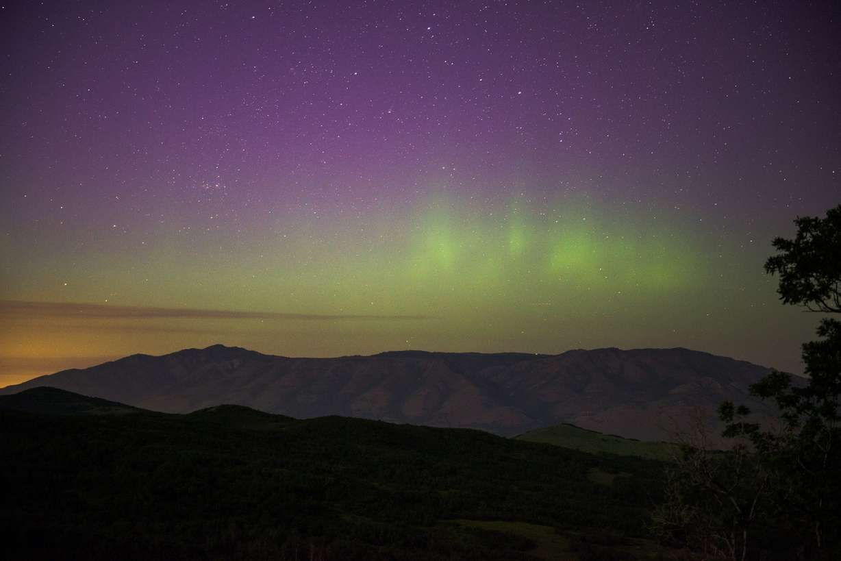 Fotógrafo captura una aurora boreal desde las montañas de Utah
