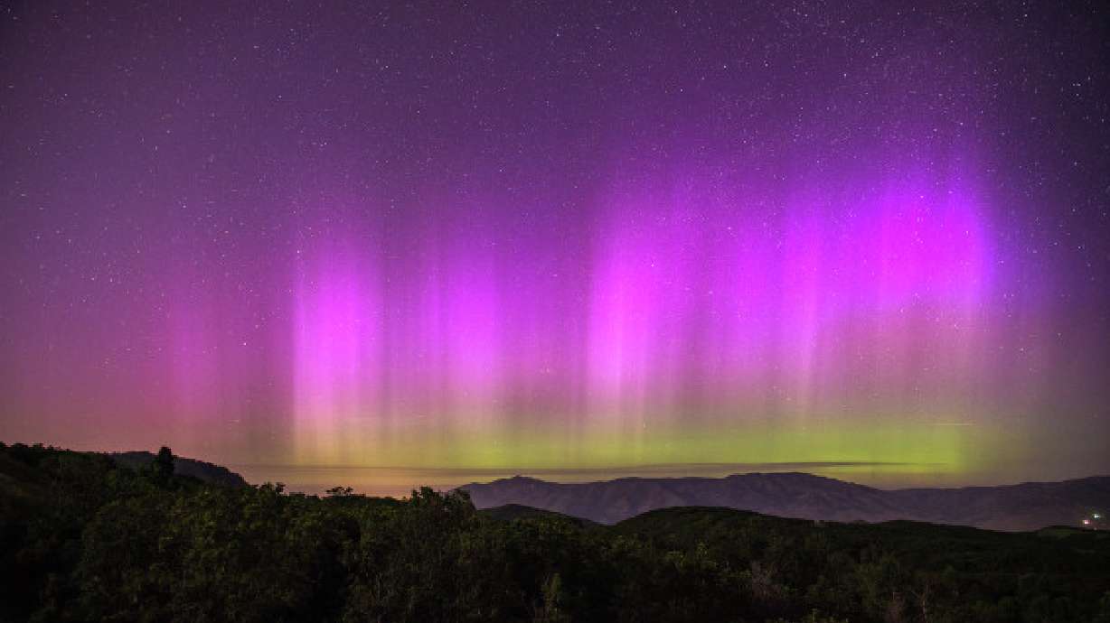 Fotógrafo captura una aurora boreal desde las montañas de Utah