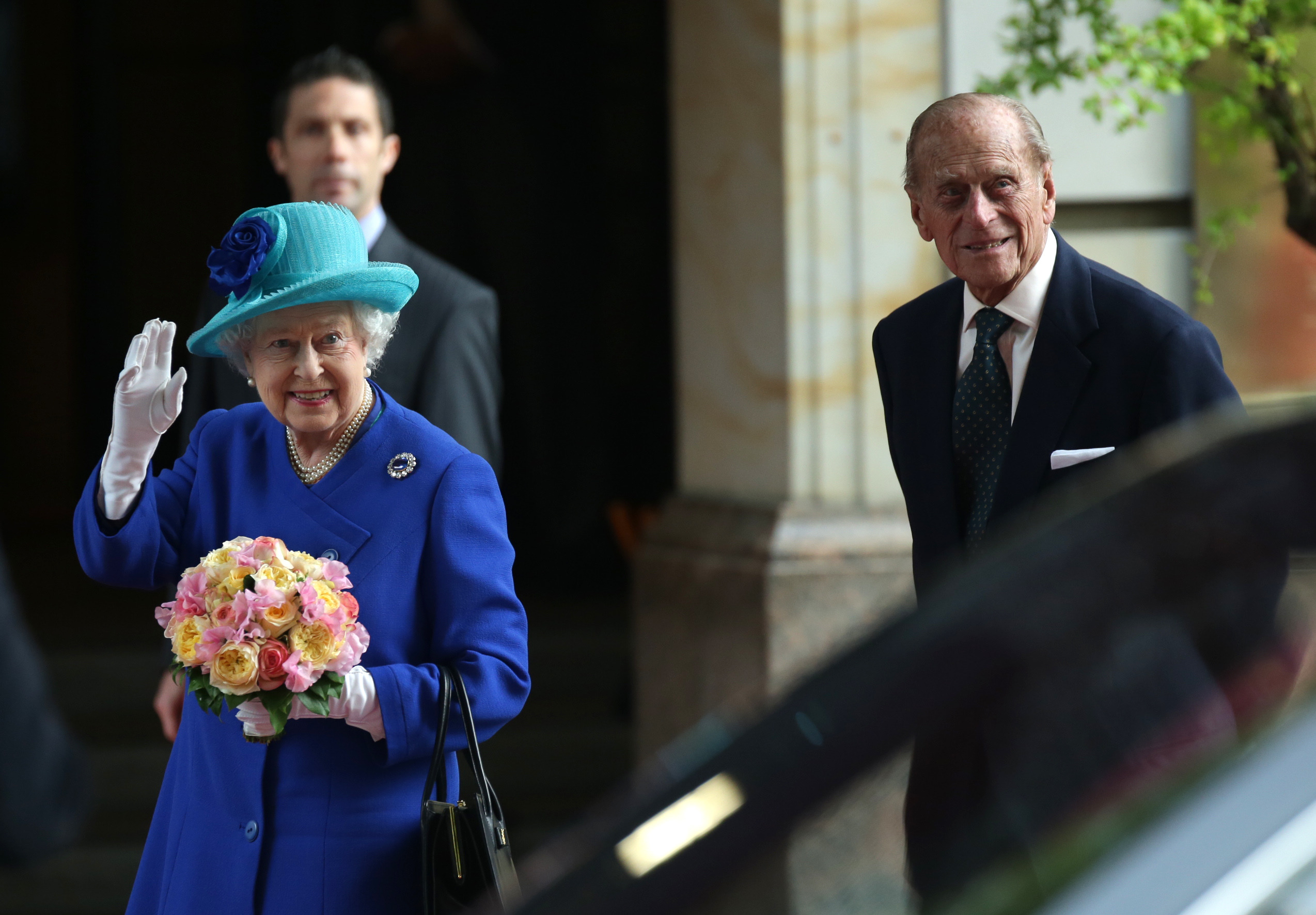 Queen Elizabeth II meets Merkel, gets grand Berlin boat tour