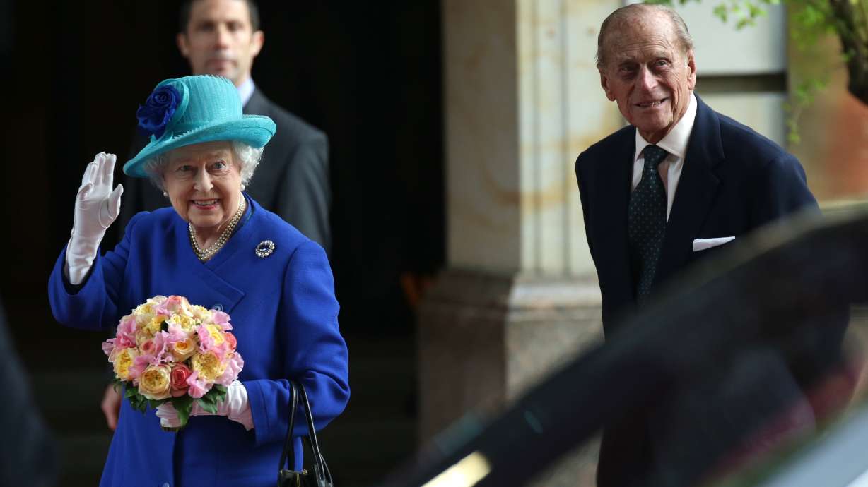 Queen Elizabeth II meets Merkel, gets grand Berlin boat tour