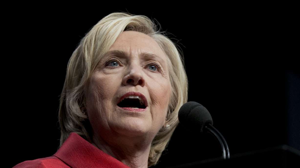 Top Obama aides knew about Clinton's private email in 2009